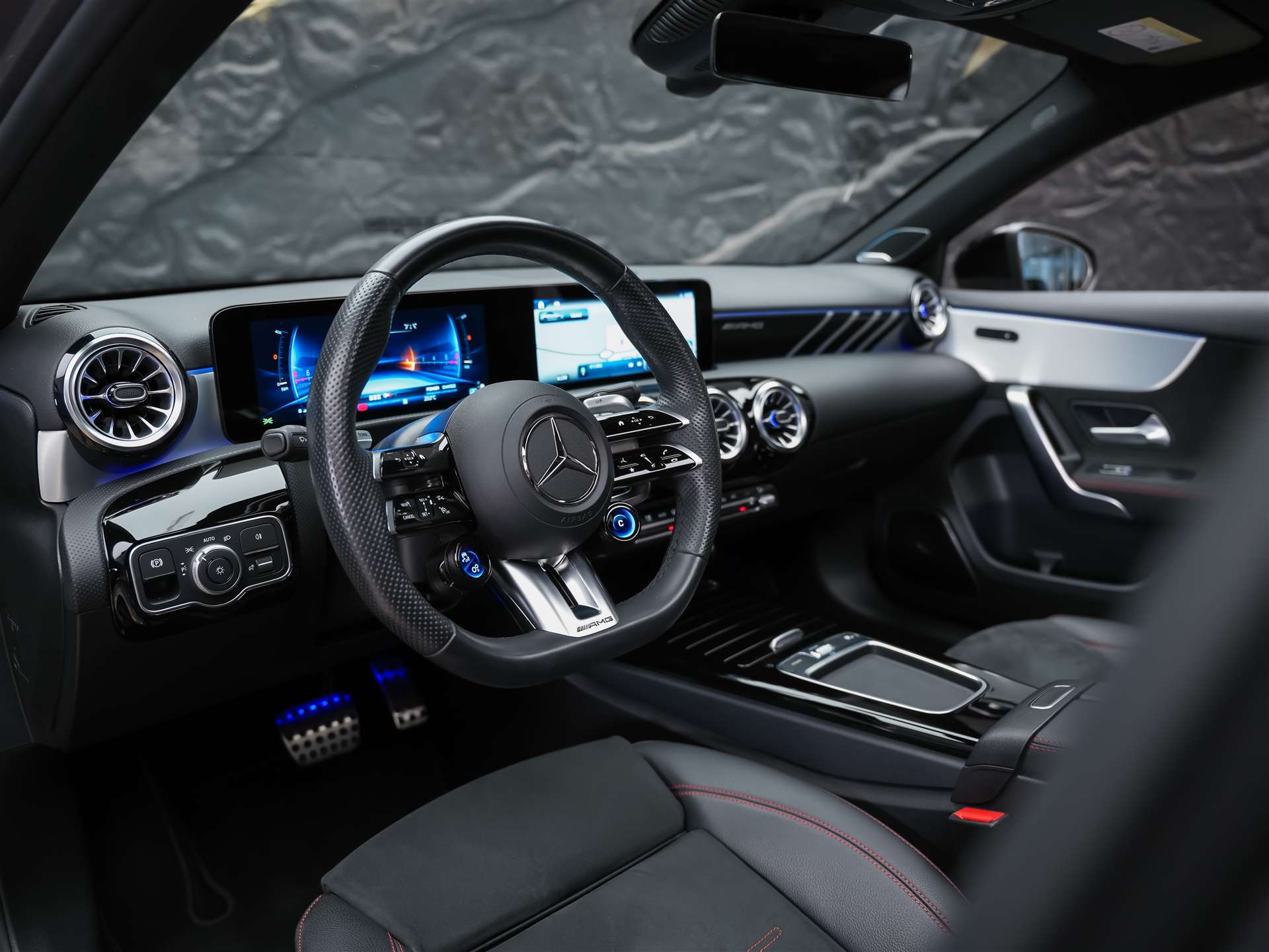 MERCEDES-BENZ A35 AMG 4Matic+ 8G-DCT *Panorama*Burmester*Abstandsregler*-image-7