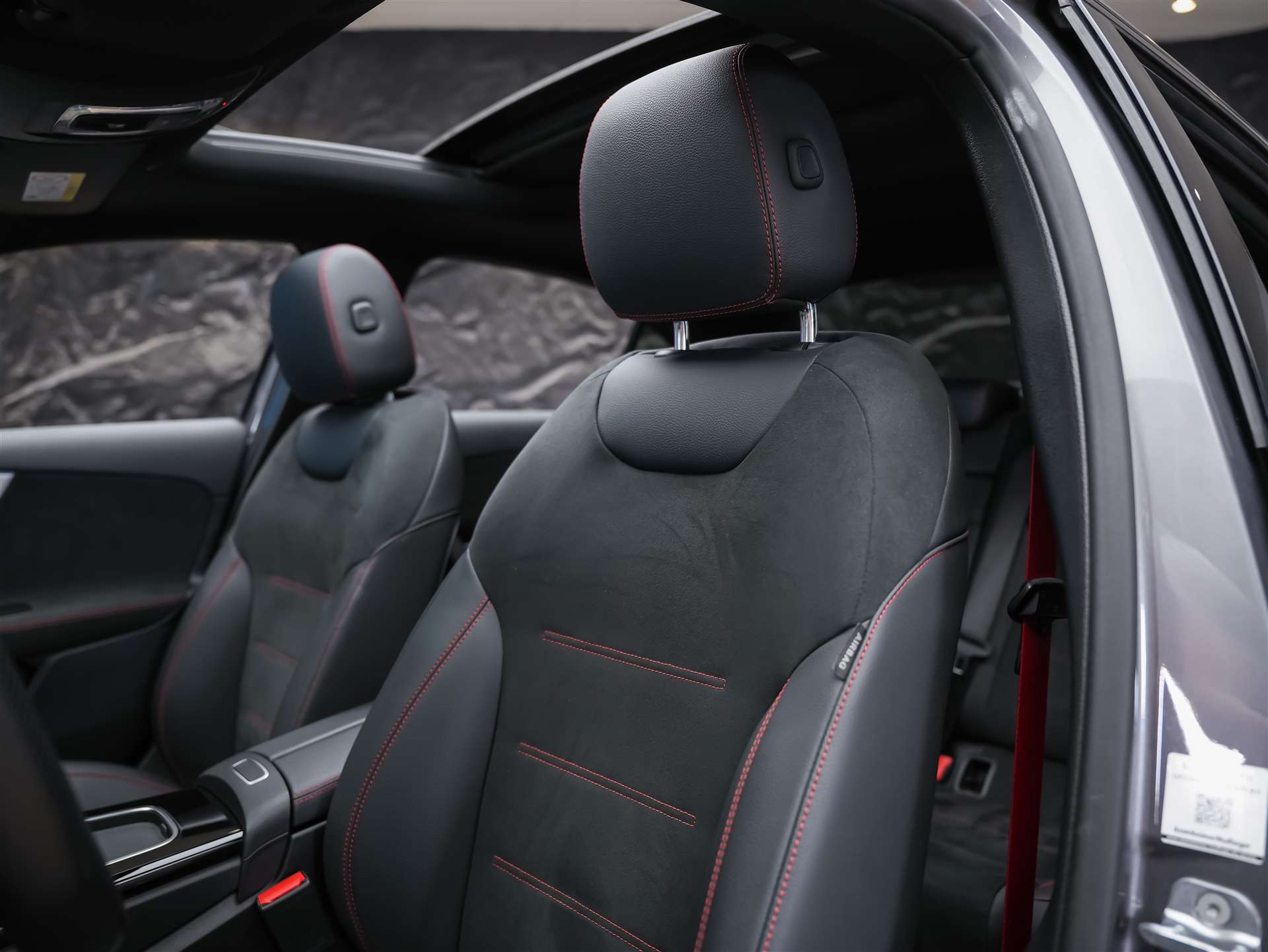 MERCEDES-BENZ A35 AMG 4Matic+ 8G-DCT *Panorama*Burmester*Abstandsregler*-image-9