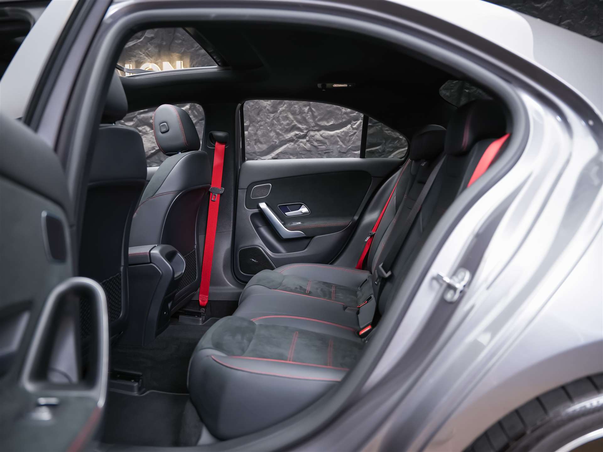 MERCEDES-BENZ A35 AMG 4Matic+ 8G-DCT *Panorama*Burmester*Abstandsregler*-image-12