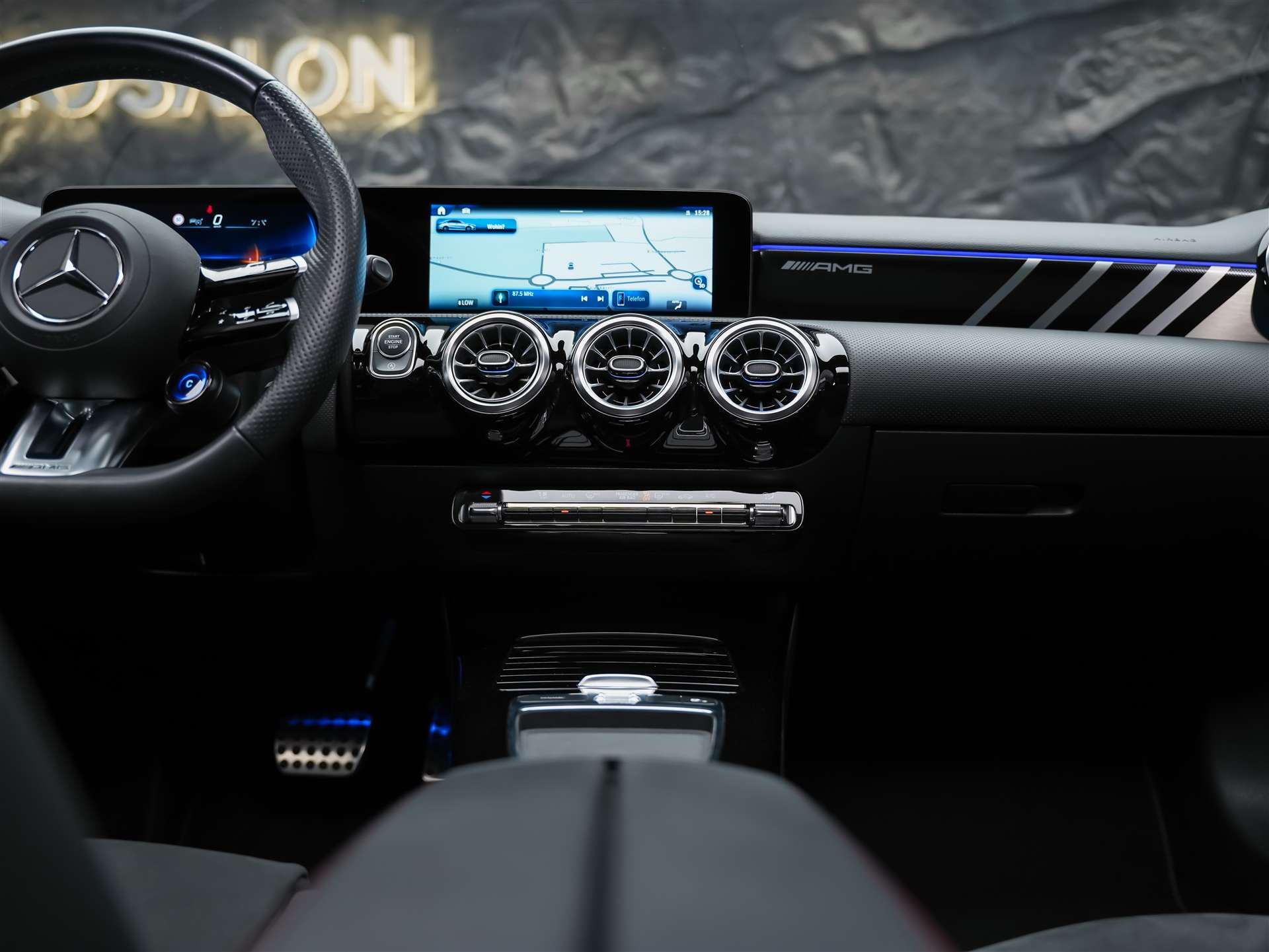 MERCEDES-BENZ A35 AMG 4Matic+ 8G-DCT *Panorama*Burmester*Abstandsregler*-image-19