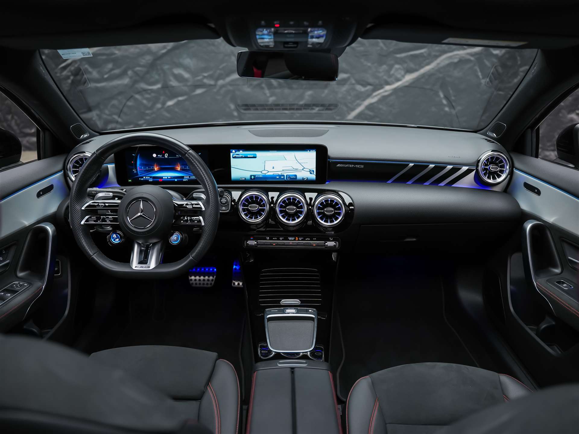 MERCEDES-BENZ A35 AMG 4Matic+ 8G-DCT *Panorama*Burmester*Abstandsregler*-image-19