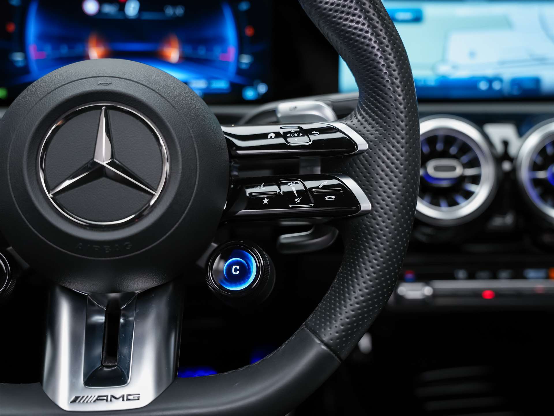 MERCEDES-BENZ A35 AMG 4Matic+ 8G-DCT *Panorama*Burmester*Abstandsregler*-image-29
