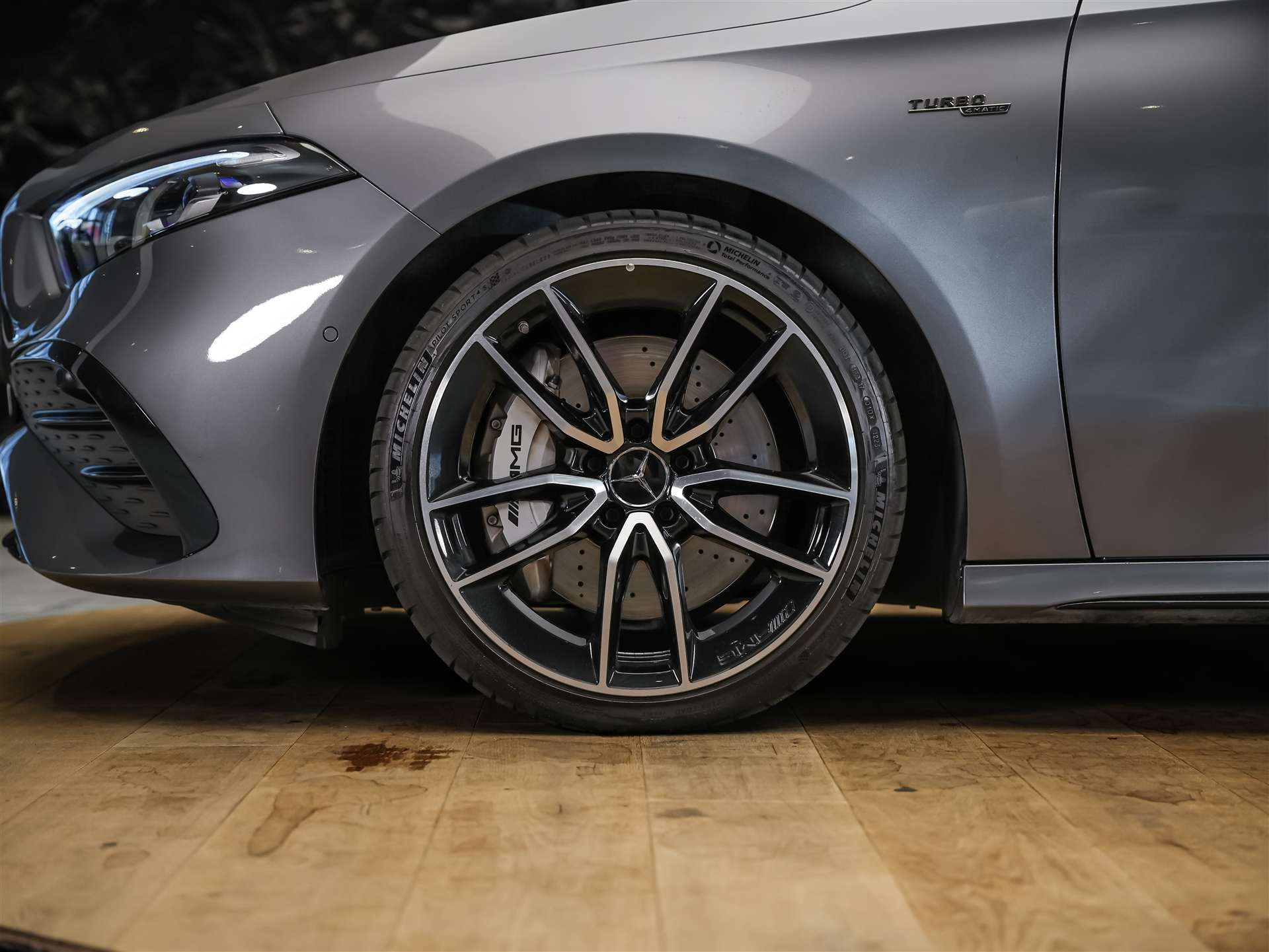MERCEDES-BENZ A35 AMG 4Matic+ 8G-DCT *Panorama*Burmester*Abstandsregler*-image-17