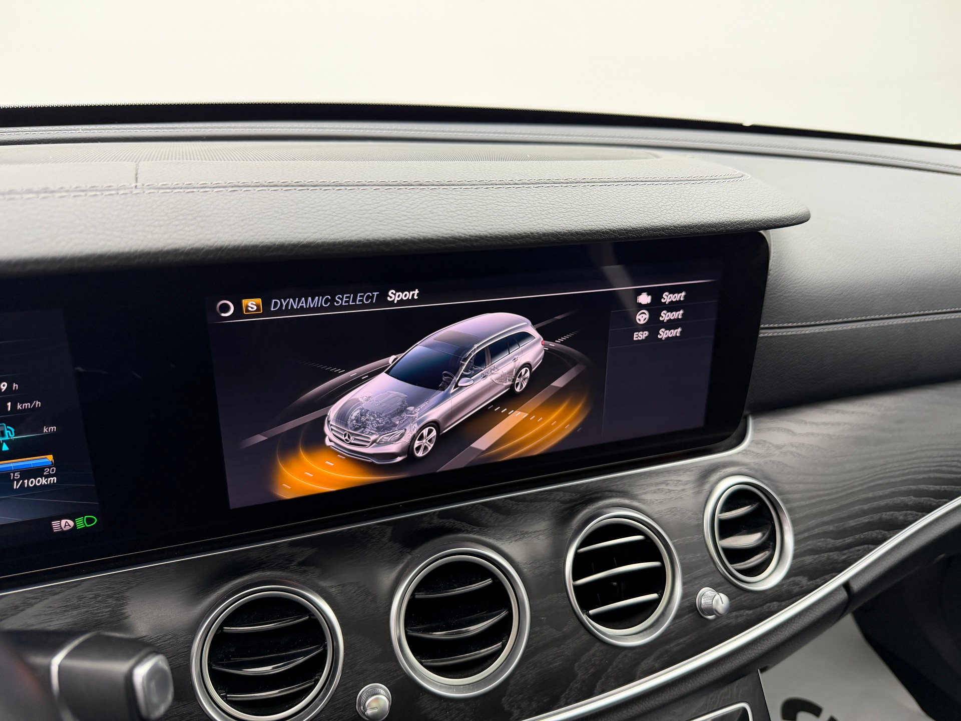 MERCEDES-BENZ E 400 d AMG Line 4Matic 340PS Obsidian Black Metallic 9G-Tronic / 360° Kamera / Panoramadach / Leder / Burmester Soundsystem /-image-15