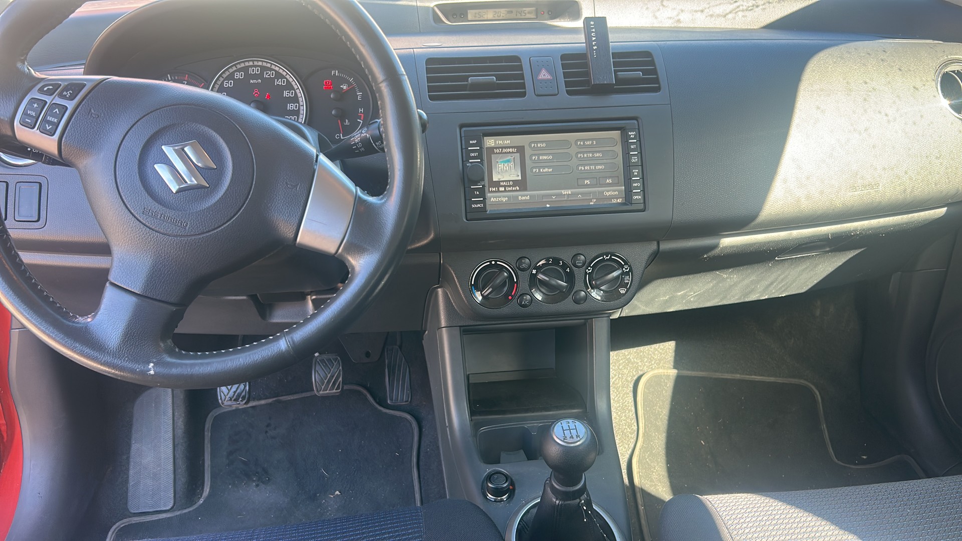 SUZUKI Swift 1.3i 16V GL Top Piz Sulai LE 4x4-image-8