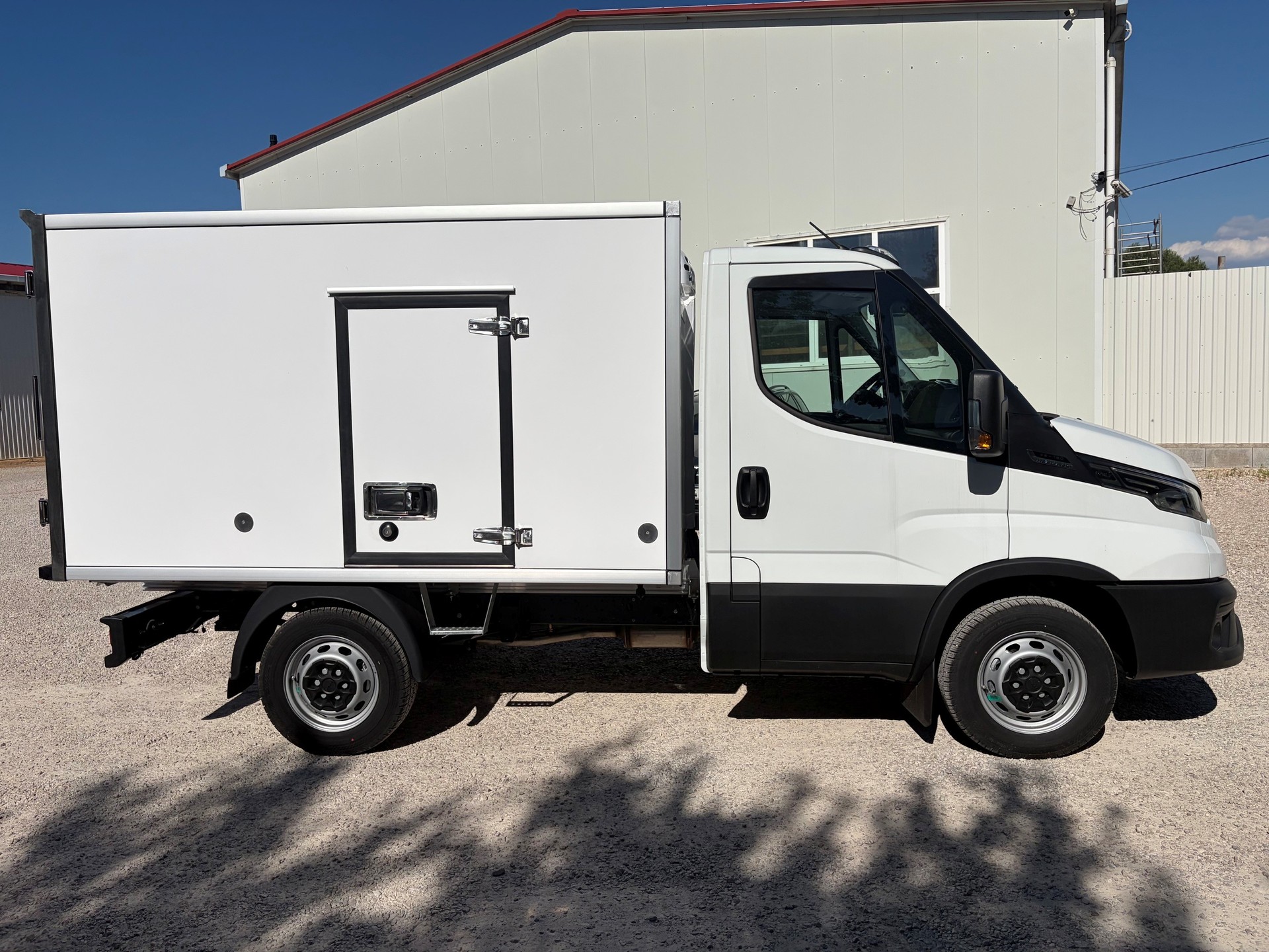 IVECO 35S16H A8 Döner Carrier TK -20 Grad Koffer mit 1000kg Nutzlast-image-2