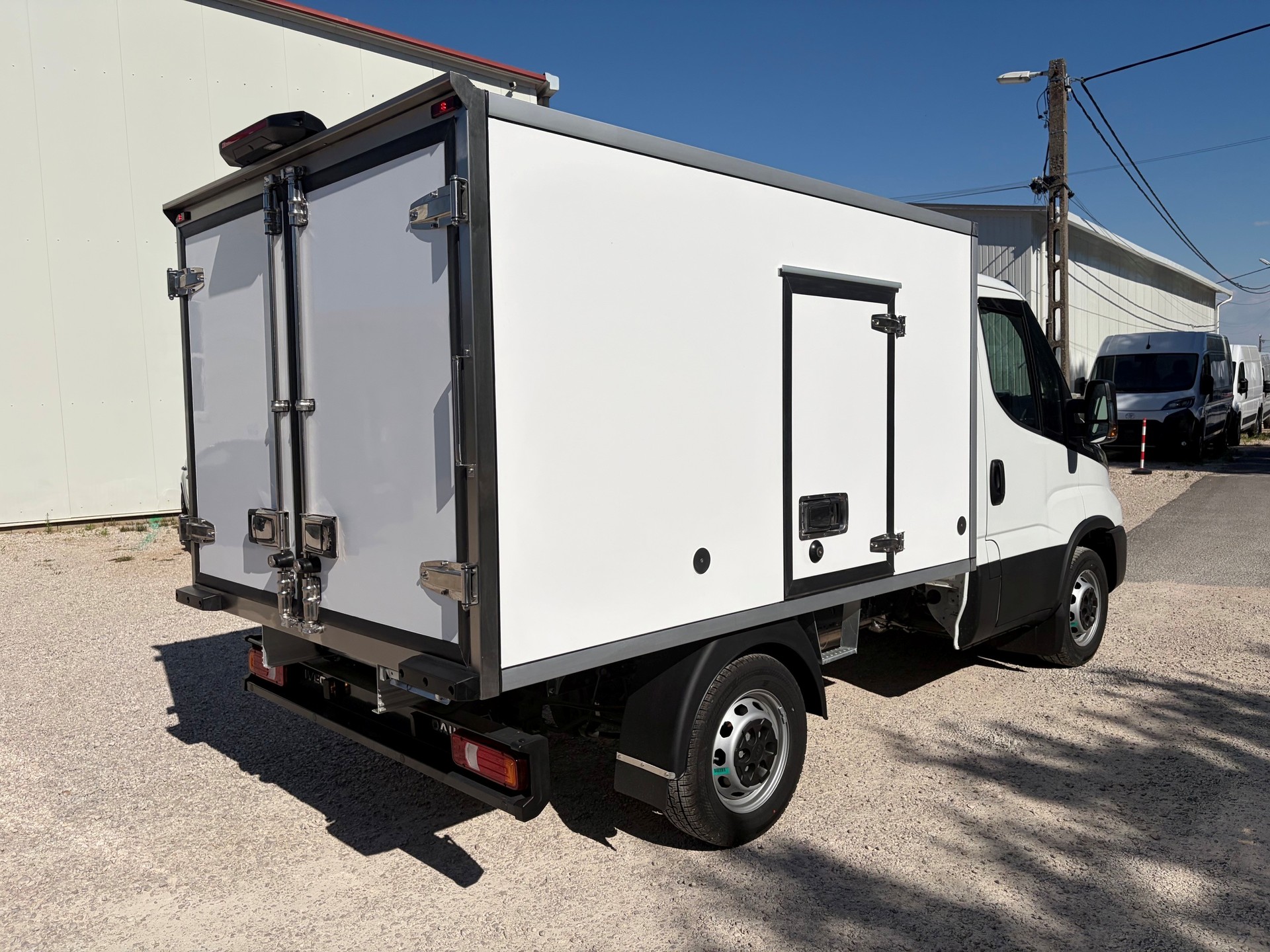 IVECO 35S16H A8 Döner Carrier TK -20 Grad Koffer mit 1000kg Nutzlast-image-4