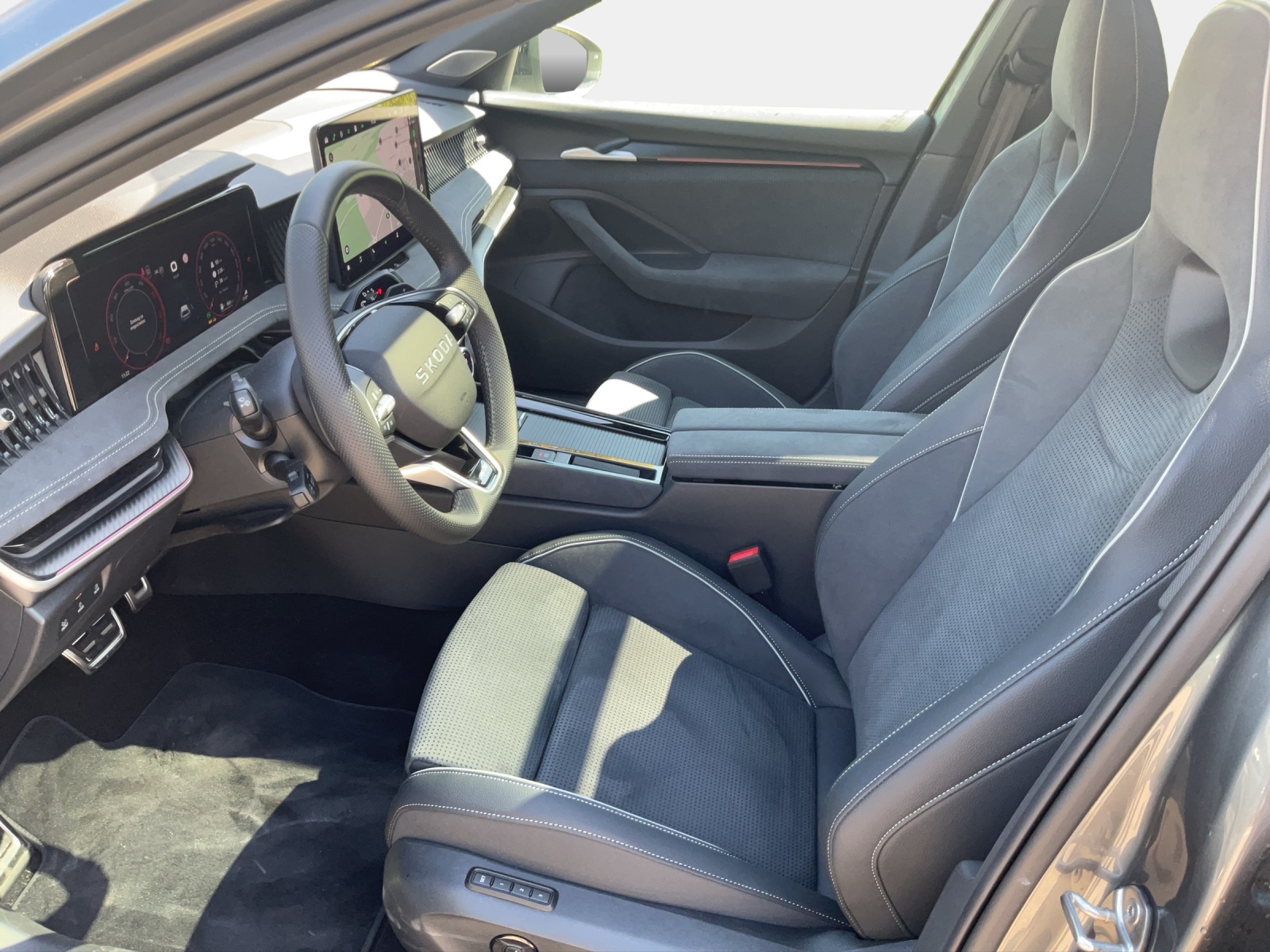 SKODA Superb Combi 2.0 TDi Sportline 4x4 DSG-image-17