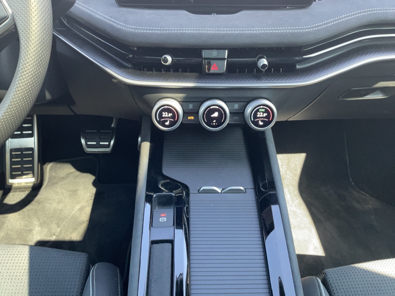 SKODA Superb Combi 2.0 TDi Sportline 4x4 DSG-image-9