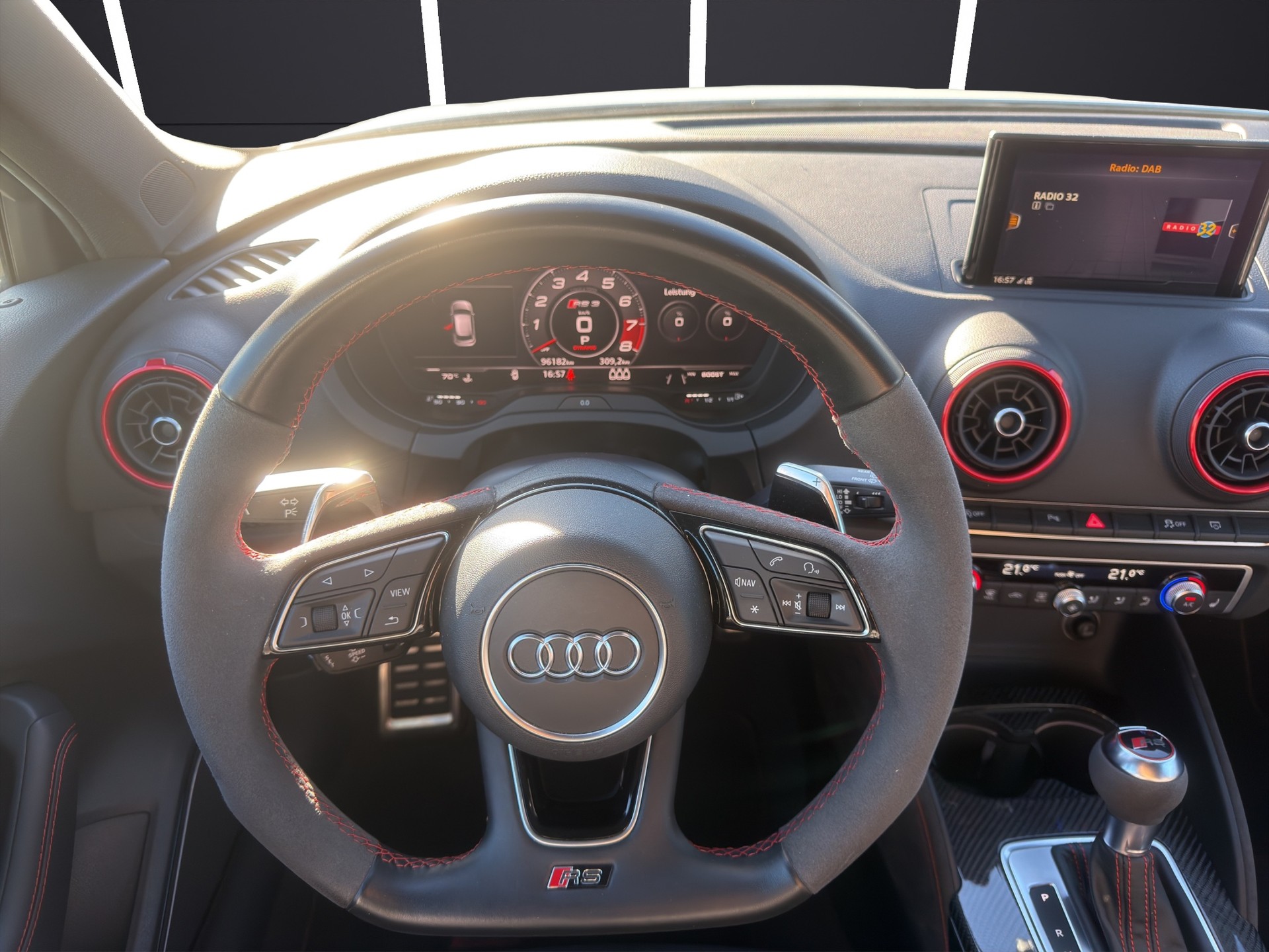 AUDI RS3 Sportback 2.5 TSI quattro S-tronic-image-17
