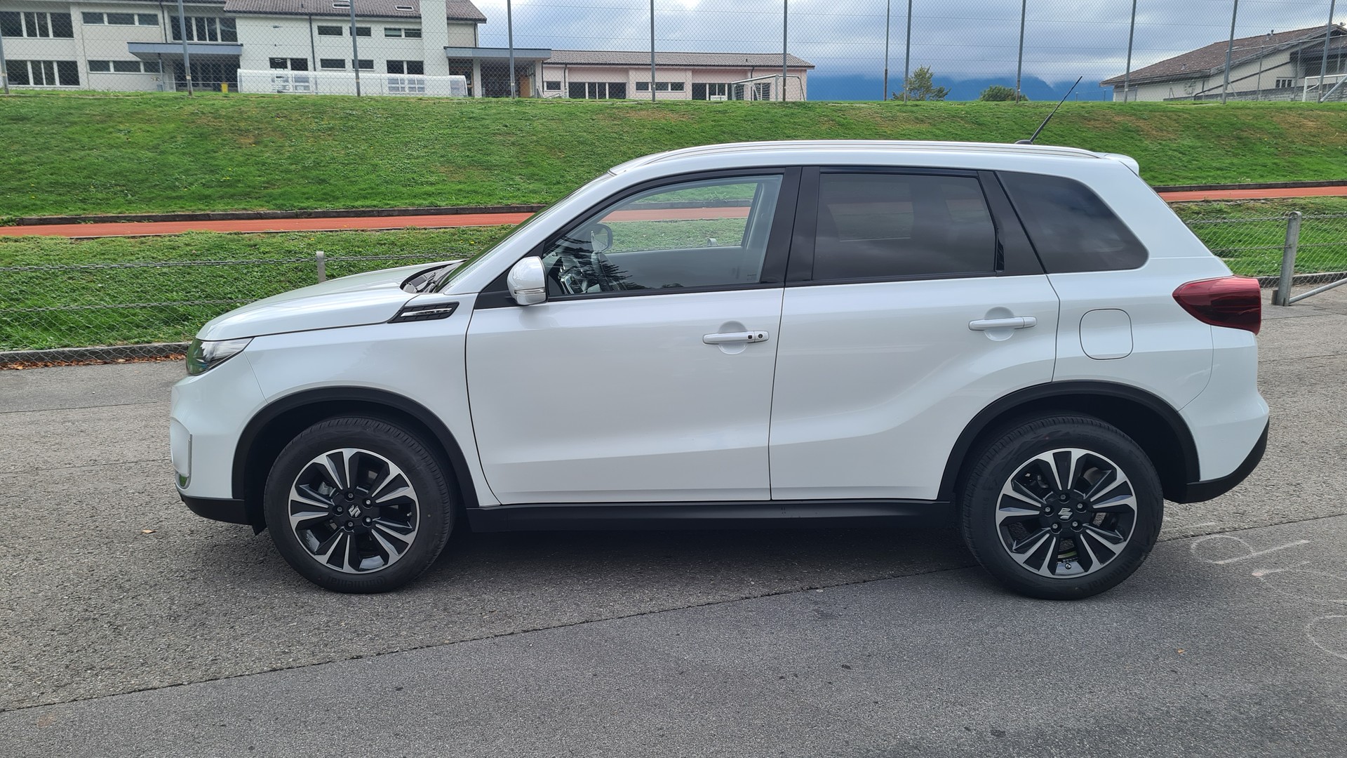 SUZUKI 1.5B Compact+ Hybrid 4x4-image-2