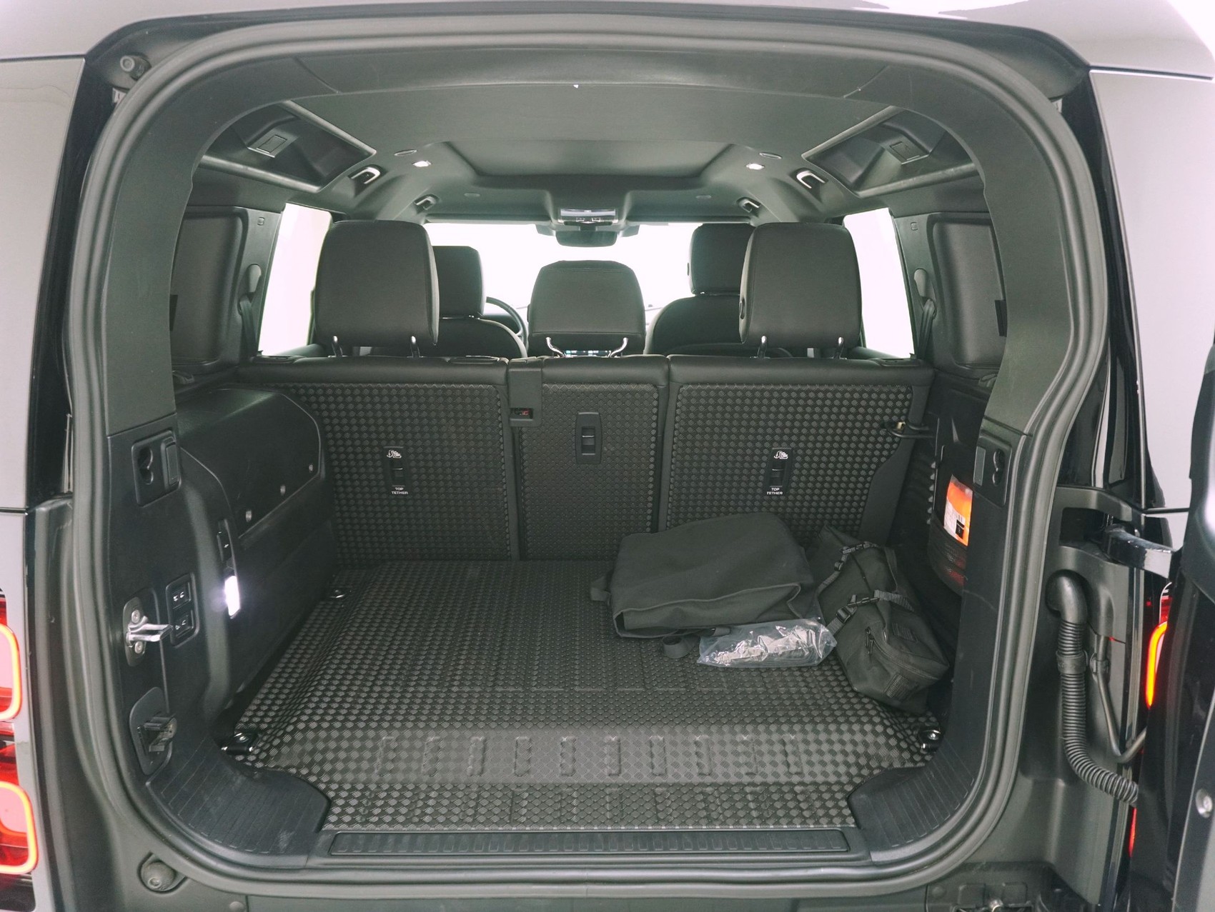 LAND ROVER Defender 2.0 P400e X-Dynamic SE-image-14