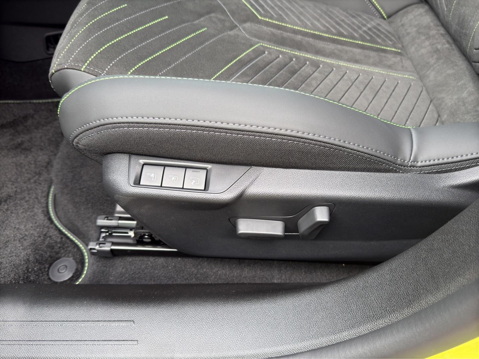 PEUGEOT 208 1.2 Hybrid 145 GT Exclusive-image-12