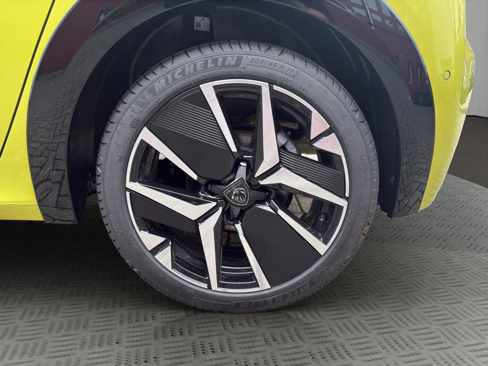 PEUGEOT 208 1.2 Hybrid 145 GT Exclusive-image-11