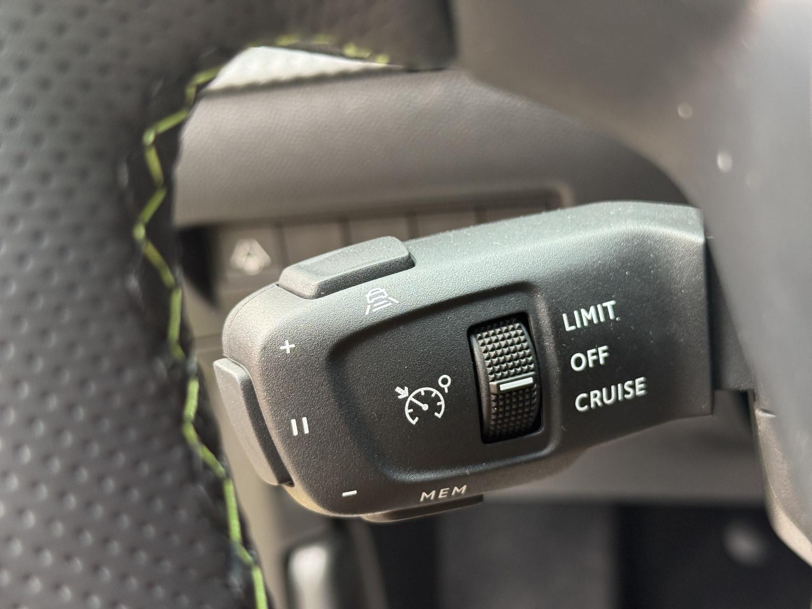 PEUGEOT 208 1.2 Hybrid 145 GT Exclusive-image-13