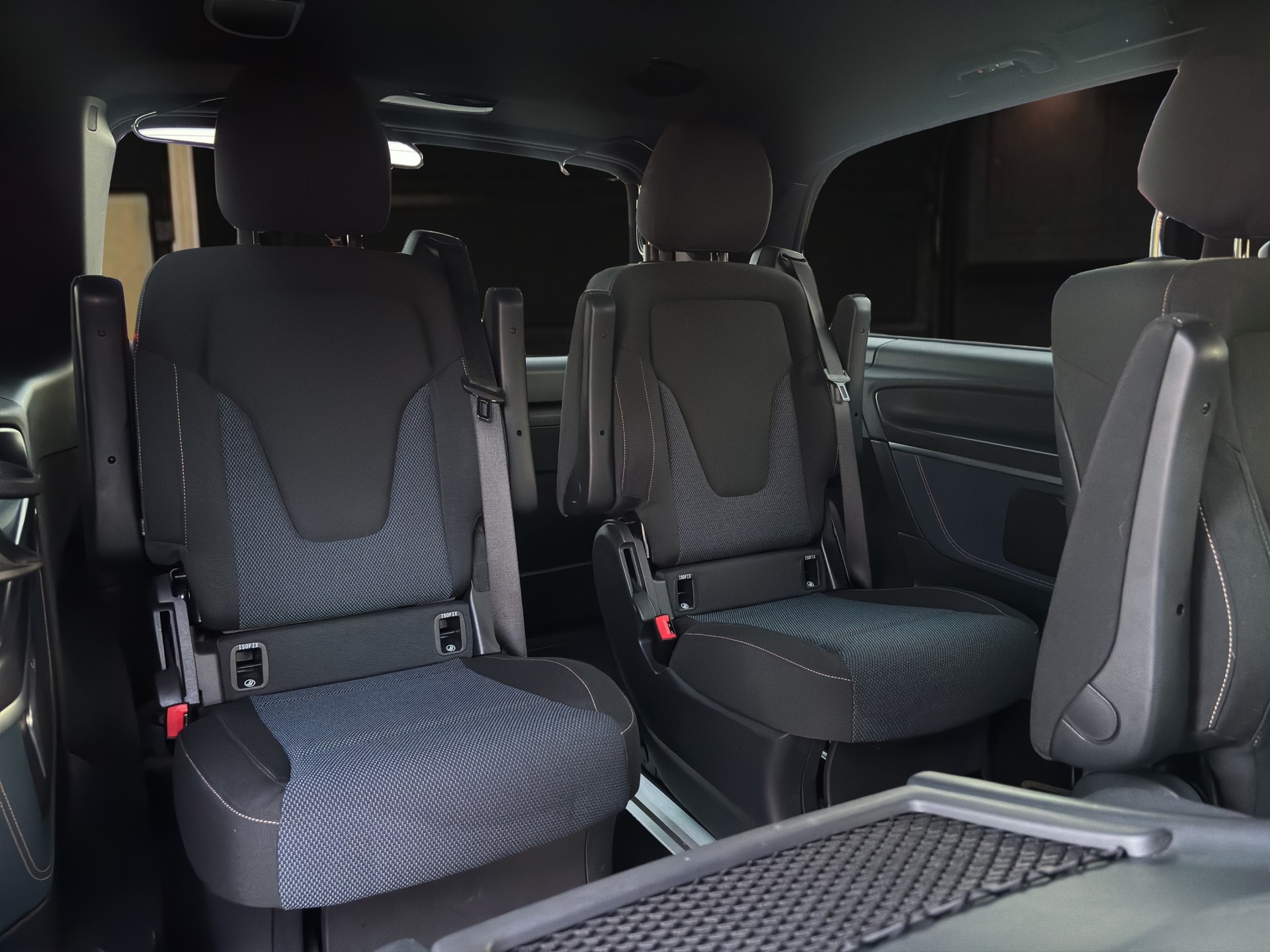 MERCEDES-BENZ EQV 300 lang Van-image-13