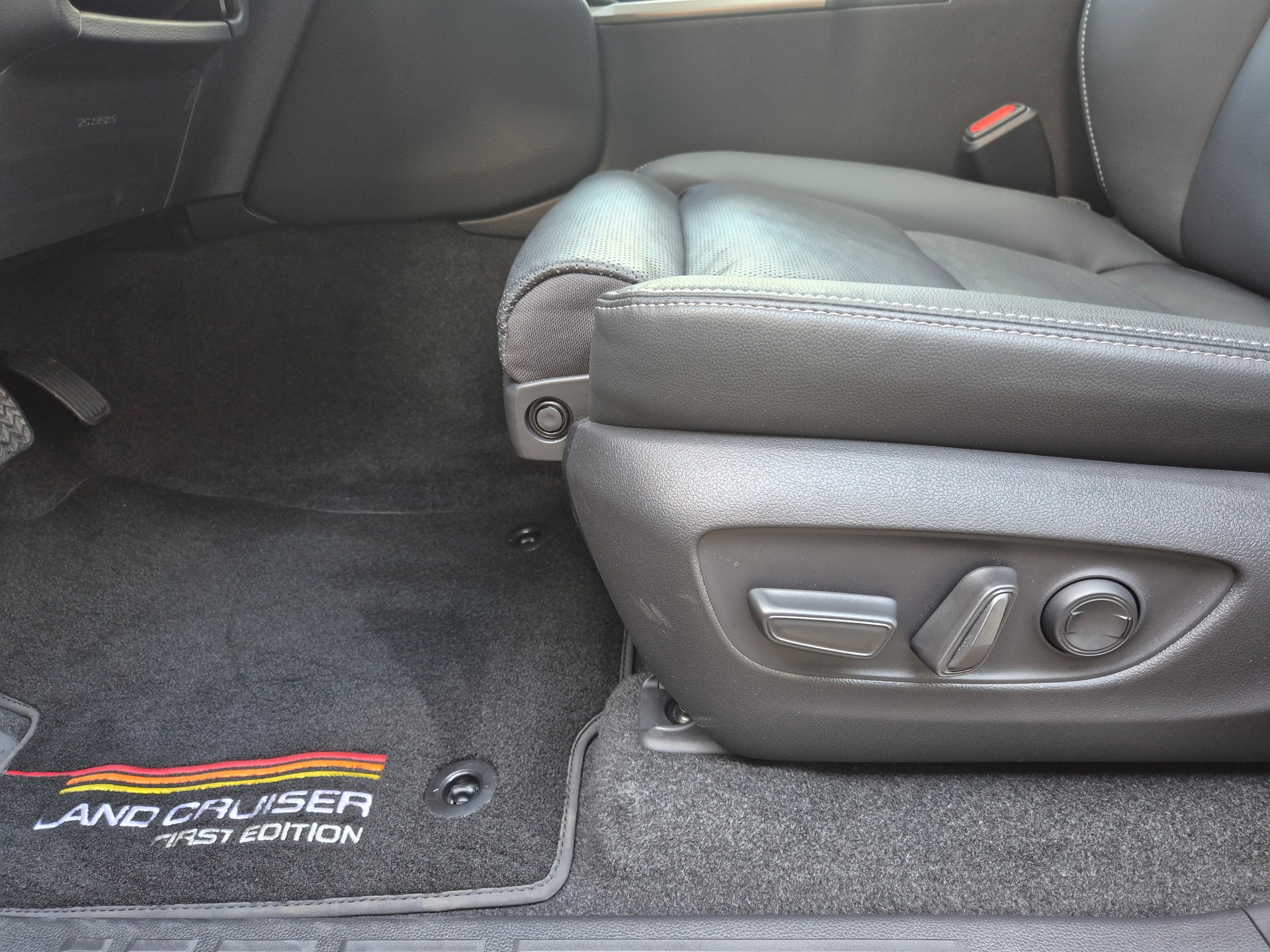 TOYOTA Land Cruiser 2.8TD Invincible-image-12