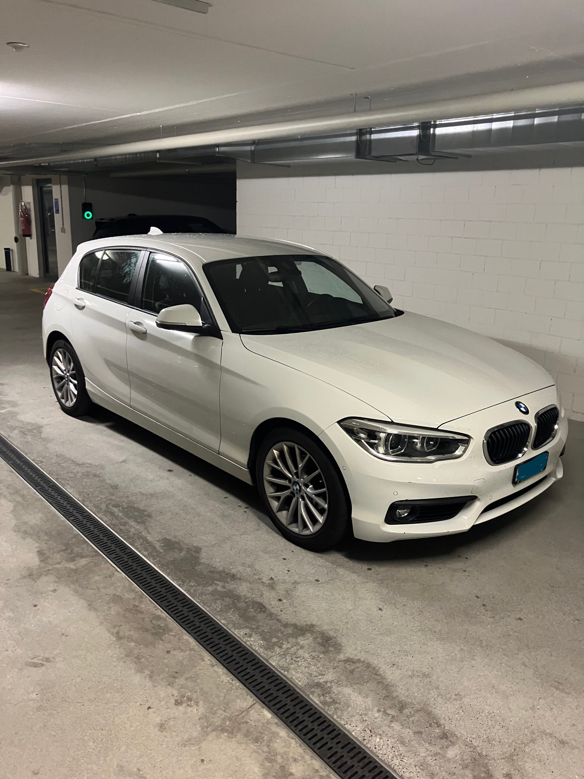 BMW 118i-image-1