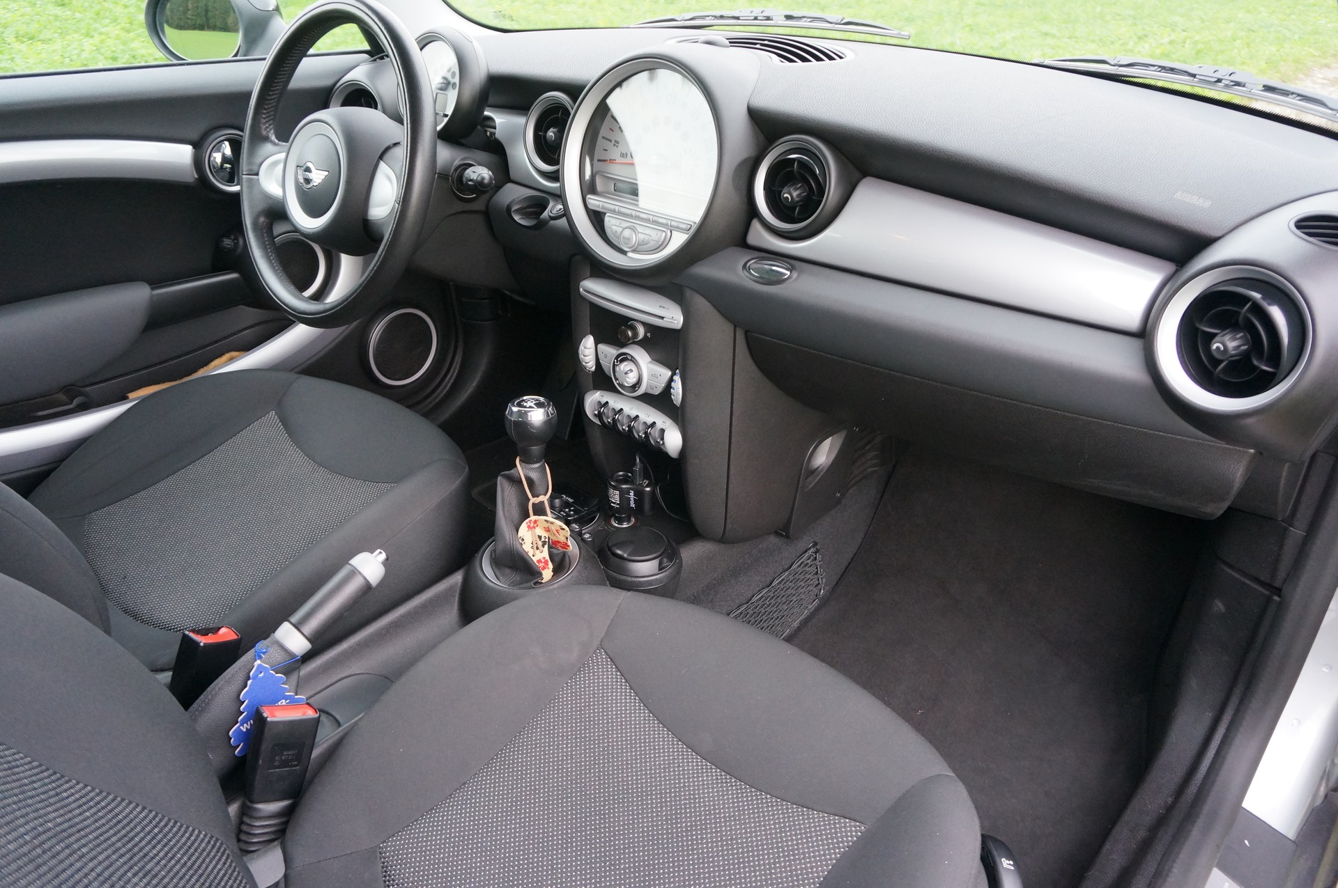 MINI 1.6i Cooper-image-3