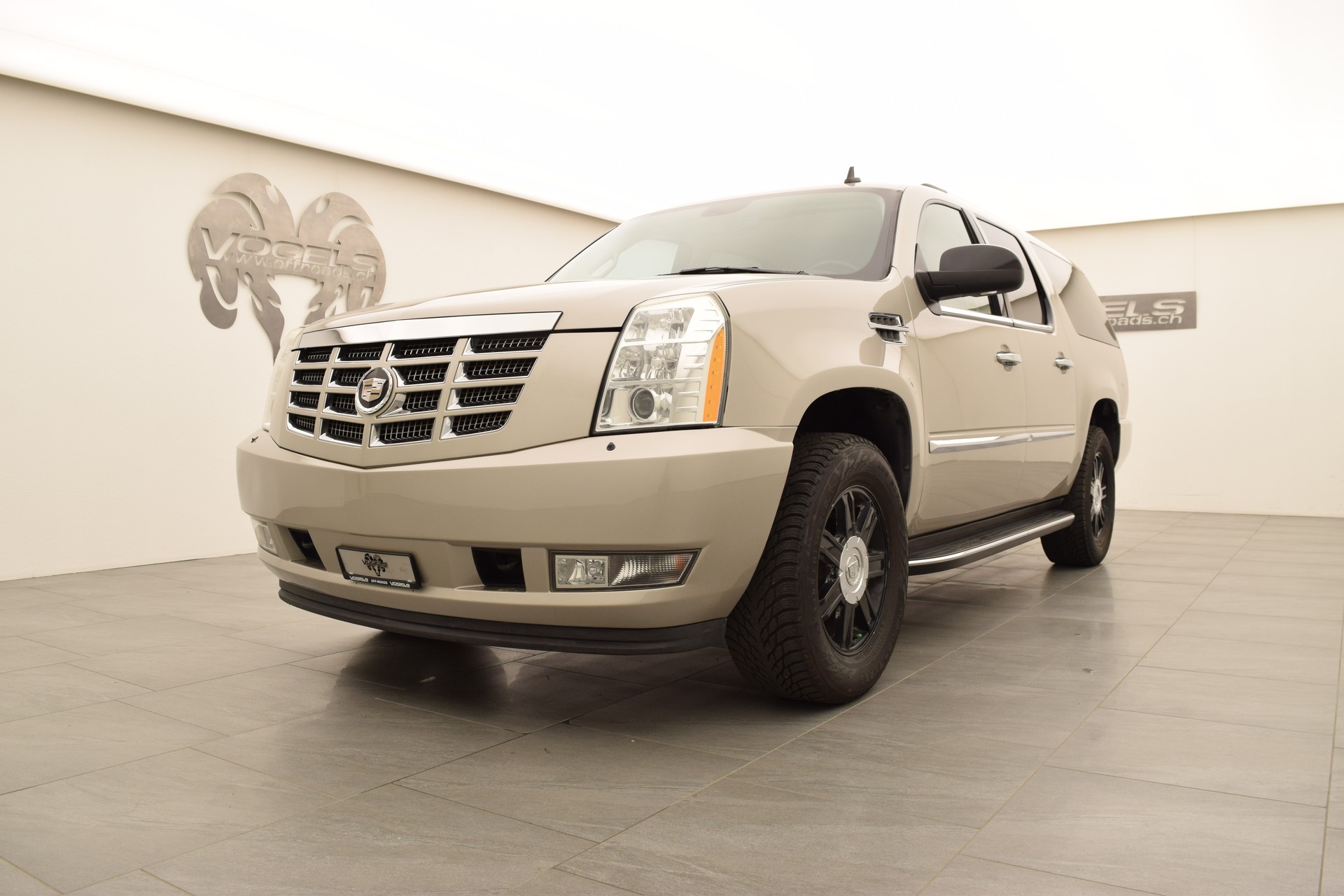 CADILLAC Escalade 6.2 ESV-image-1