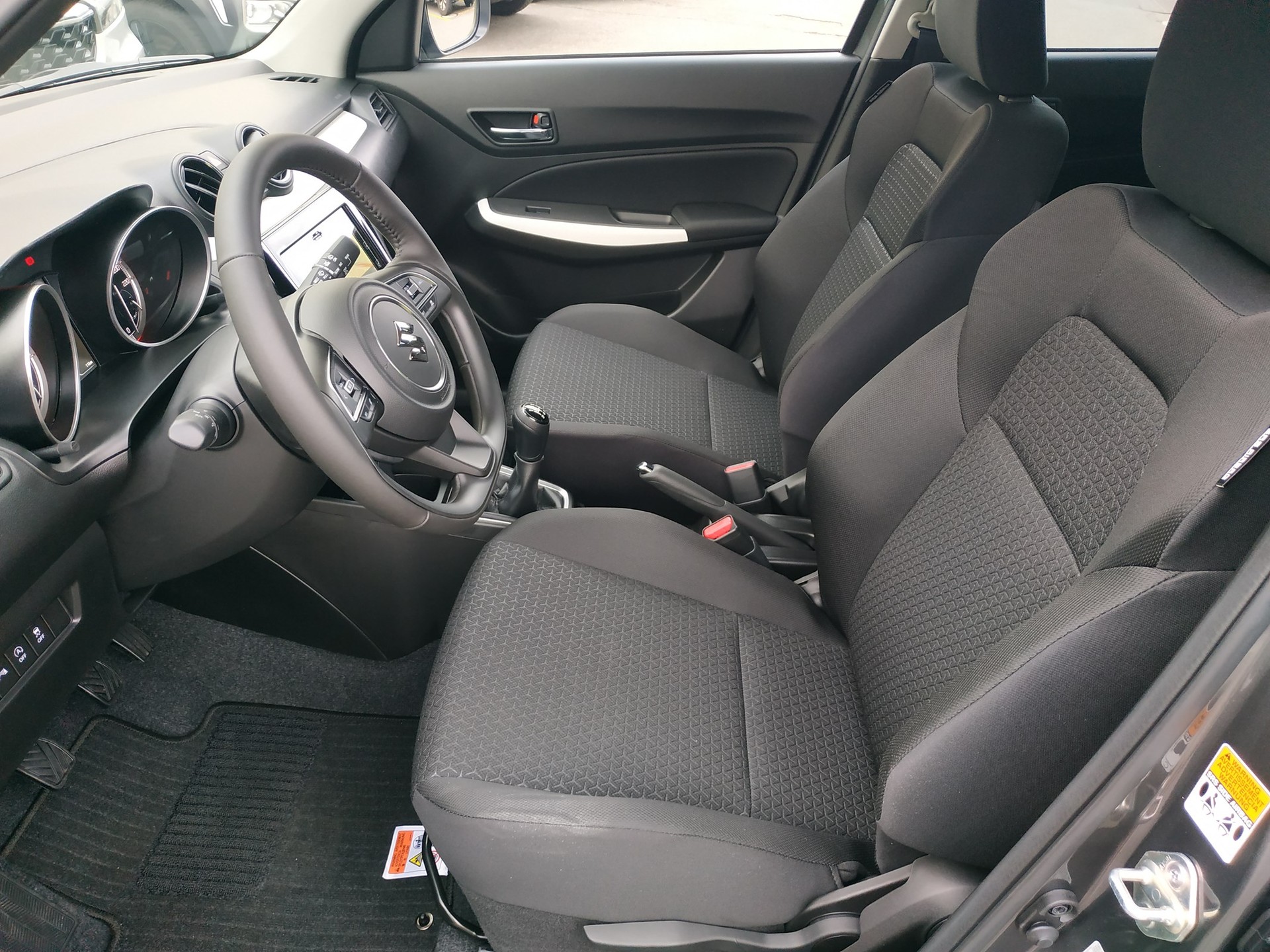 SUZUKI Swift 1.2 Compact + 4x4 Hybrid-image-10