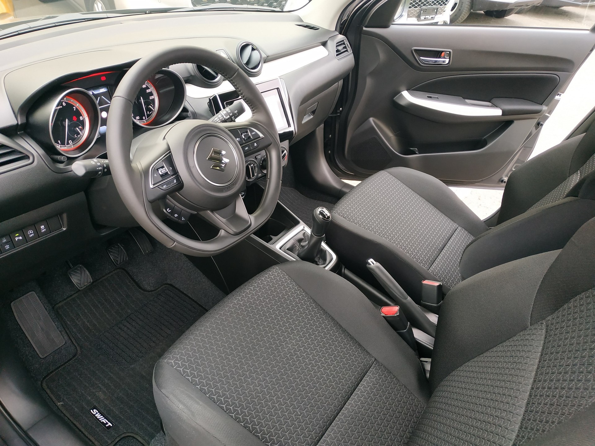 SUZUKI Swift 1.2 Compact + 4x4 Hybrid-image-8