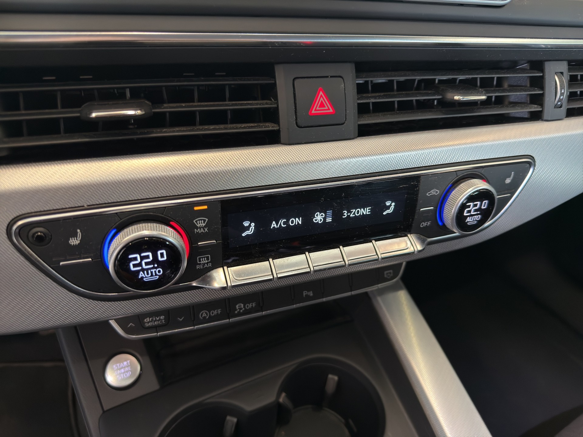 AUDI A4 Avant 2.0 TFSI Sport S-tronic S-Line-image-17