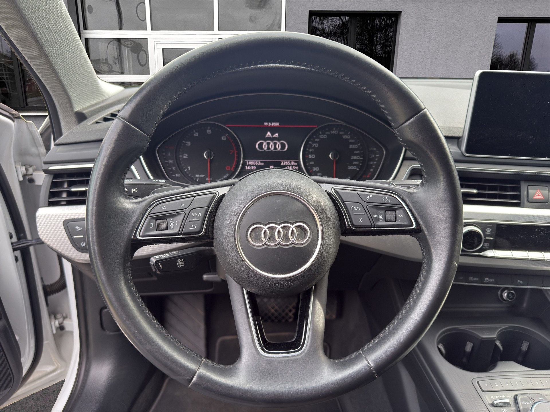 AUDI A4 Avant 2.0 TFSI Sport S-tronic S-Line-image-9