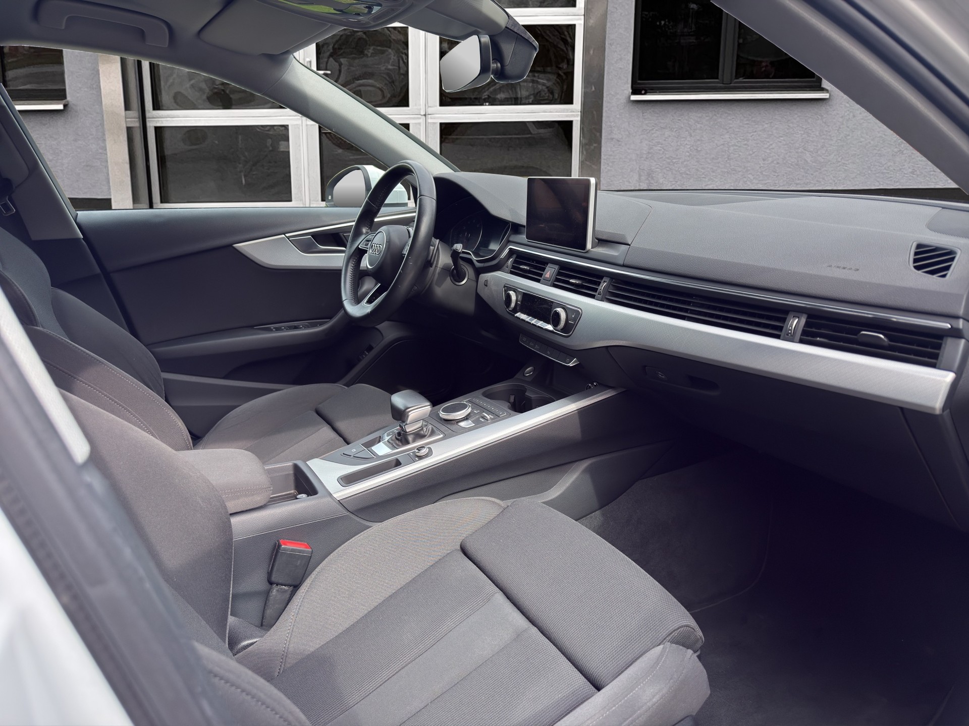 AUDI A4 Avant 2.0 TFSI Sport S-tronic S-Line-image-11