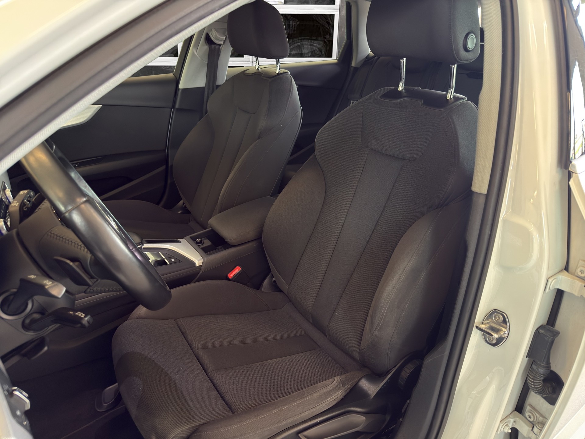 AUDI A4 Avant 2.0 TFSI Sport S-tronic S-Line-image-12
