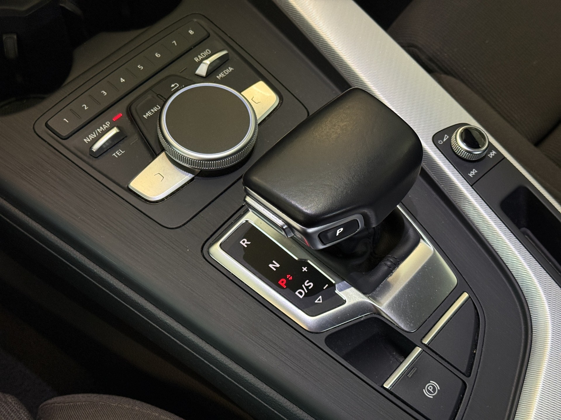 AUDI A4 Avant 2.0 TFSI Sport S-tronic S-Line-image-18
