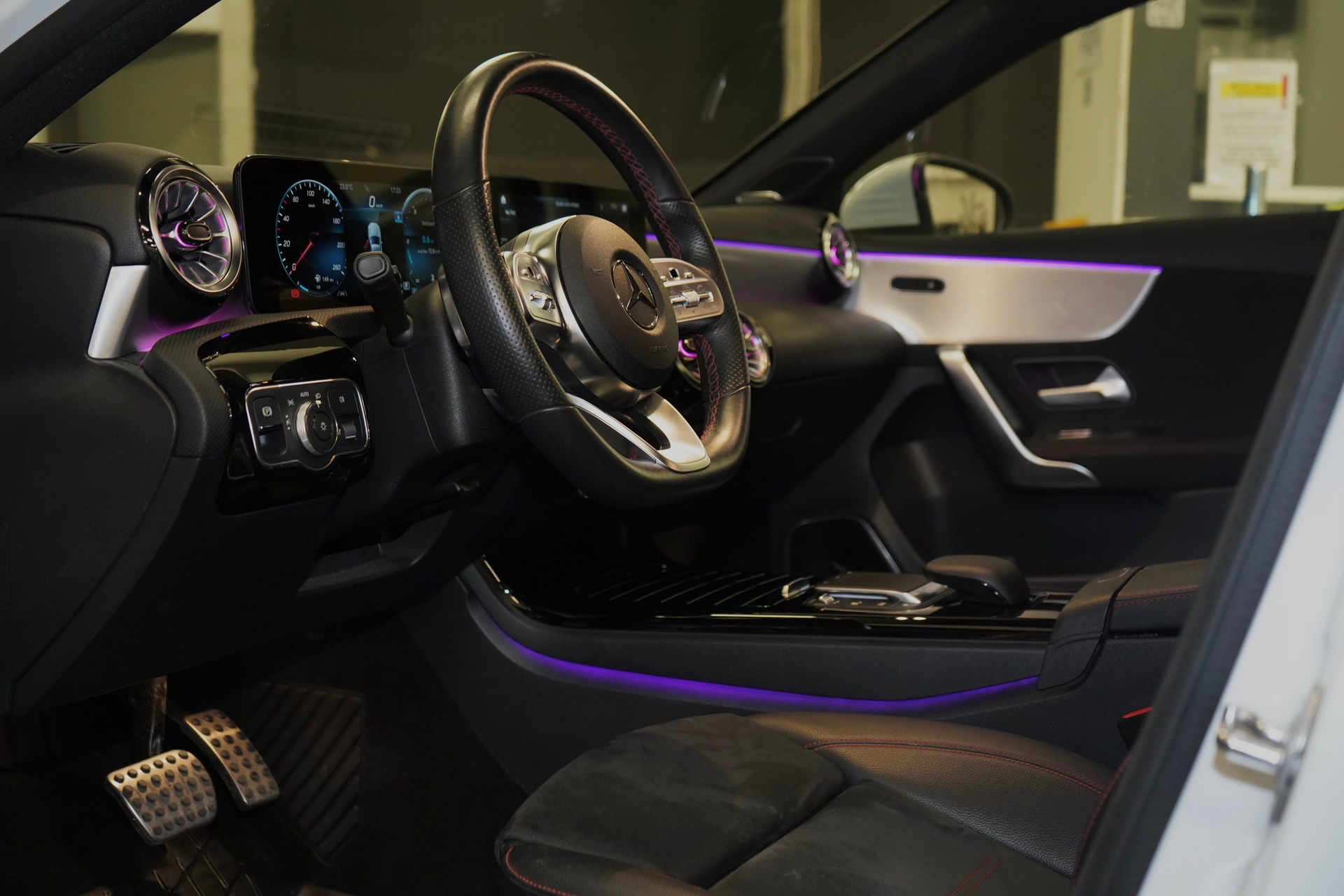MERCEDES-BENZ A 200 d AMG Line 8G-DCT-image-5