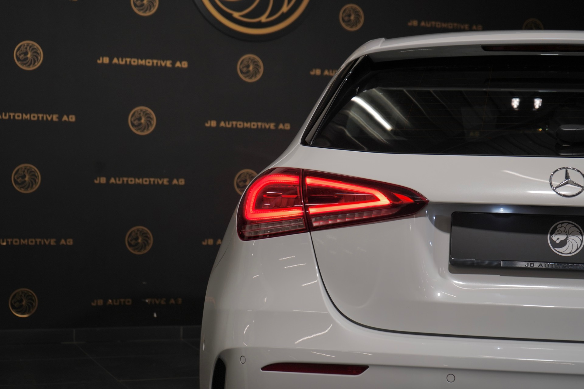 MERCEDES-BENZ A 200 d AMG Line 8G-DCT-image-12