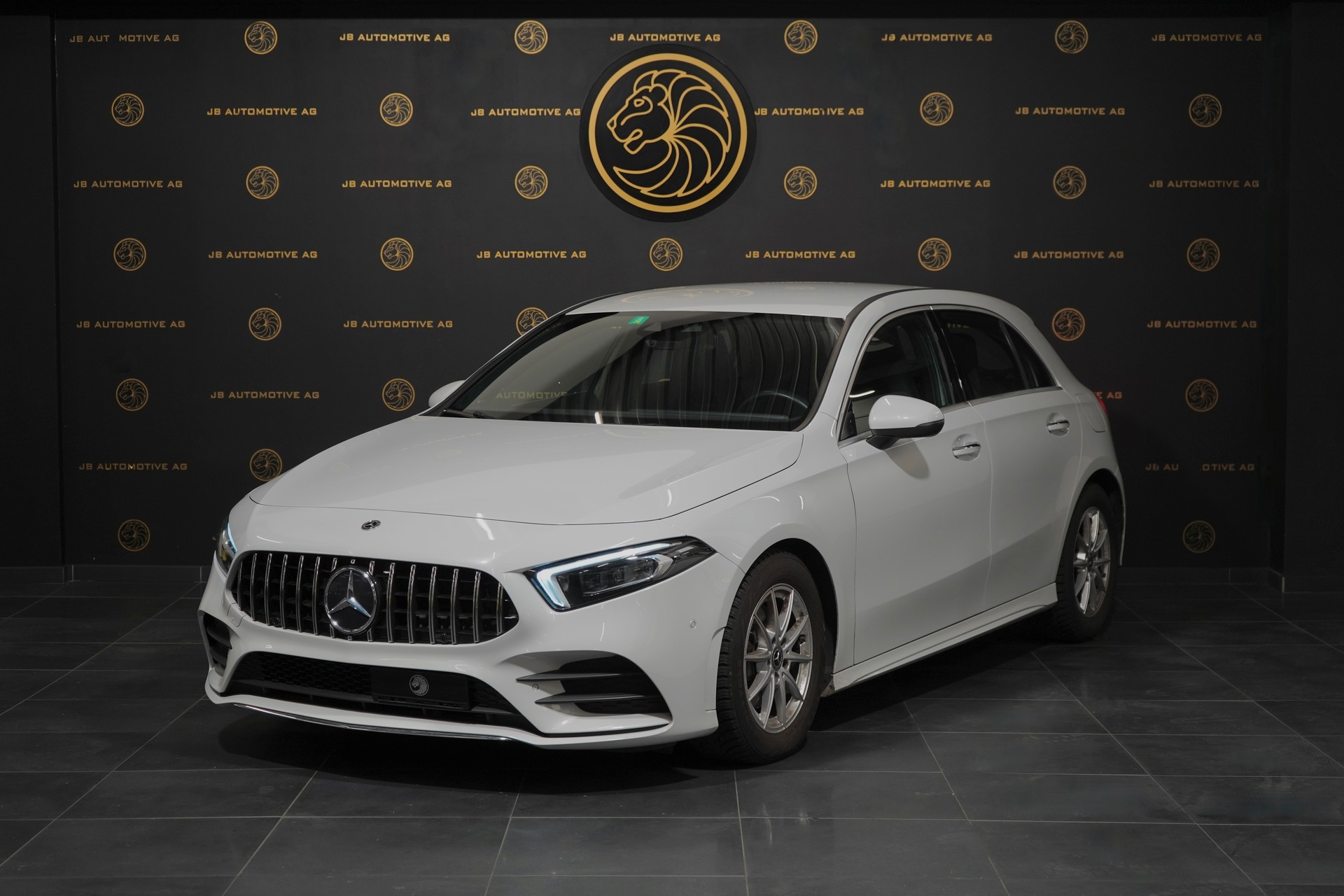 MERCEDES-BENZ A 200 d AMG Line 8G-DCT-image-10