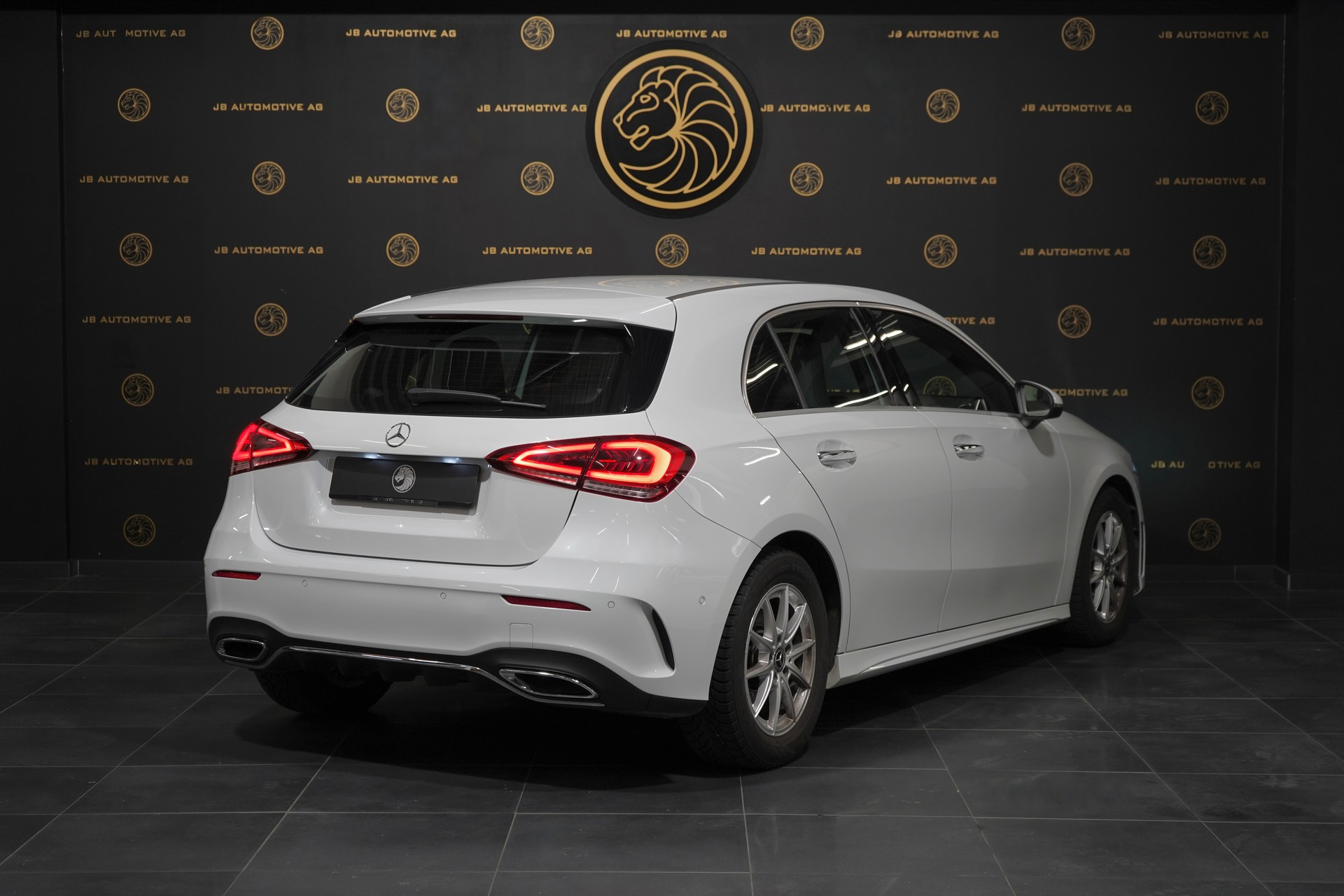 MERCEDES-BENZ A 200 d AMG Line 8G-DCT-image-11