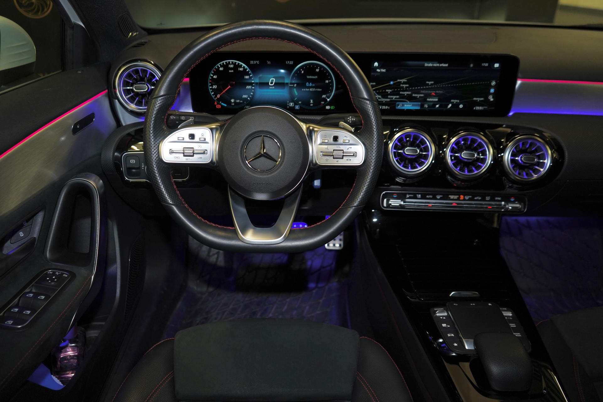 MERCEDES-BENZ A 200 d AMG Line 8G-DCT-image-2