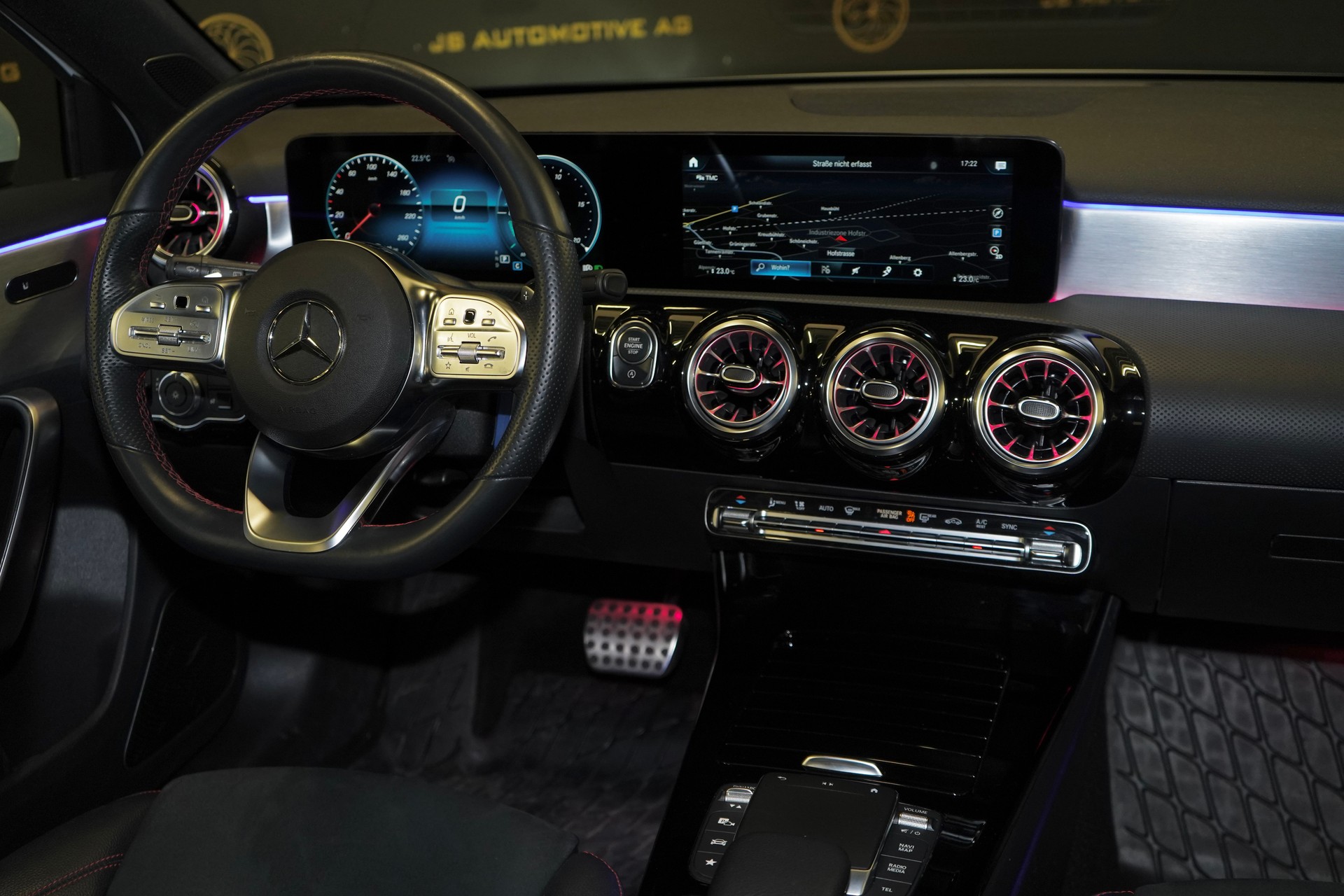 MERCEDES-BENZ A 200 d AMG Line 8G-DCT-image-4