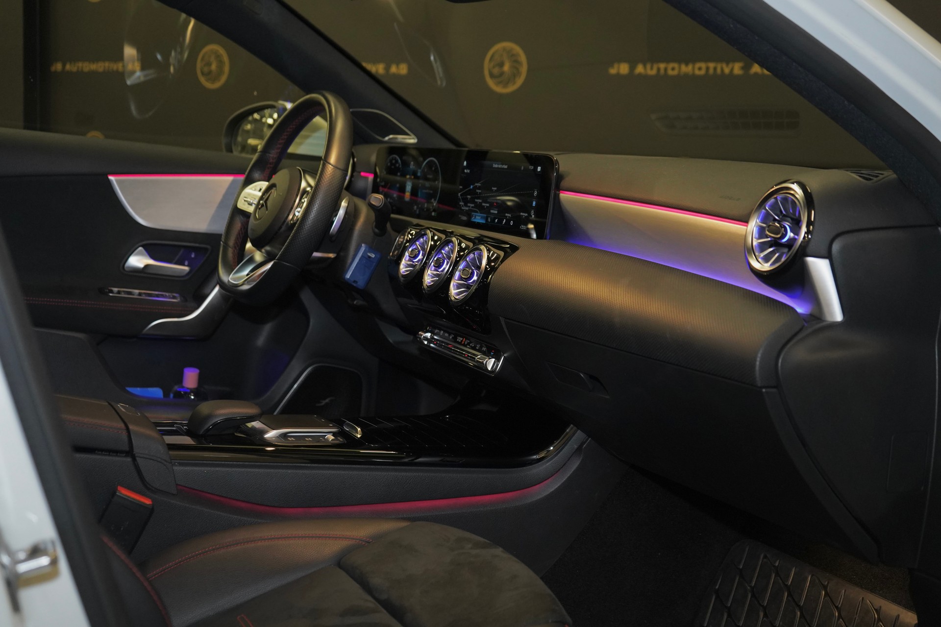 MERCEDES-BENZ A 200 d AMG Line 8G-DCT-image-6