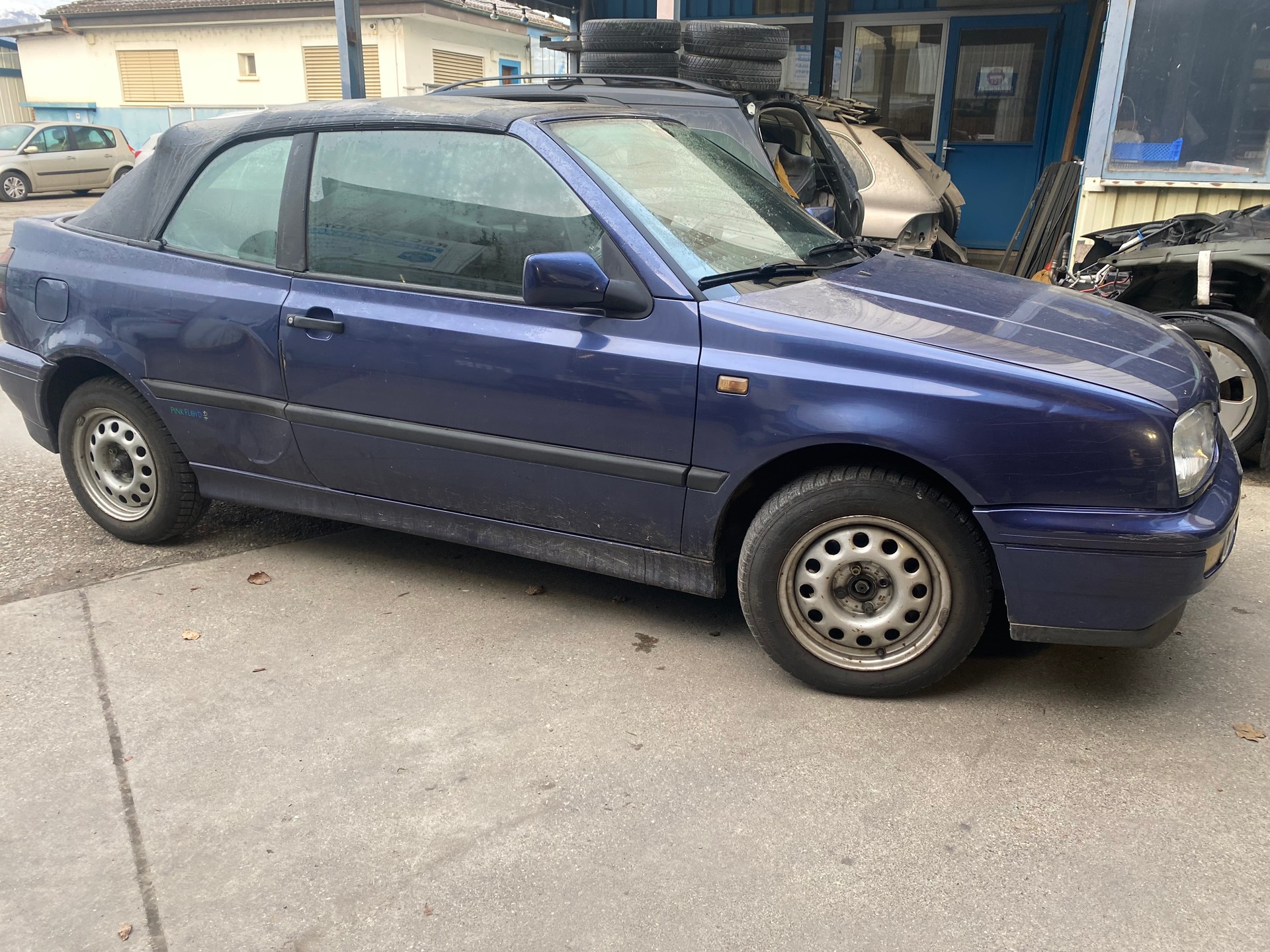VW Golf Cabriolet 2000 Pink Floyd-image-1