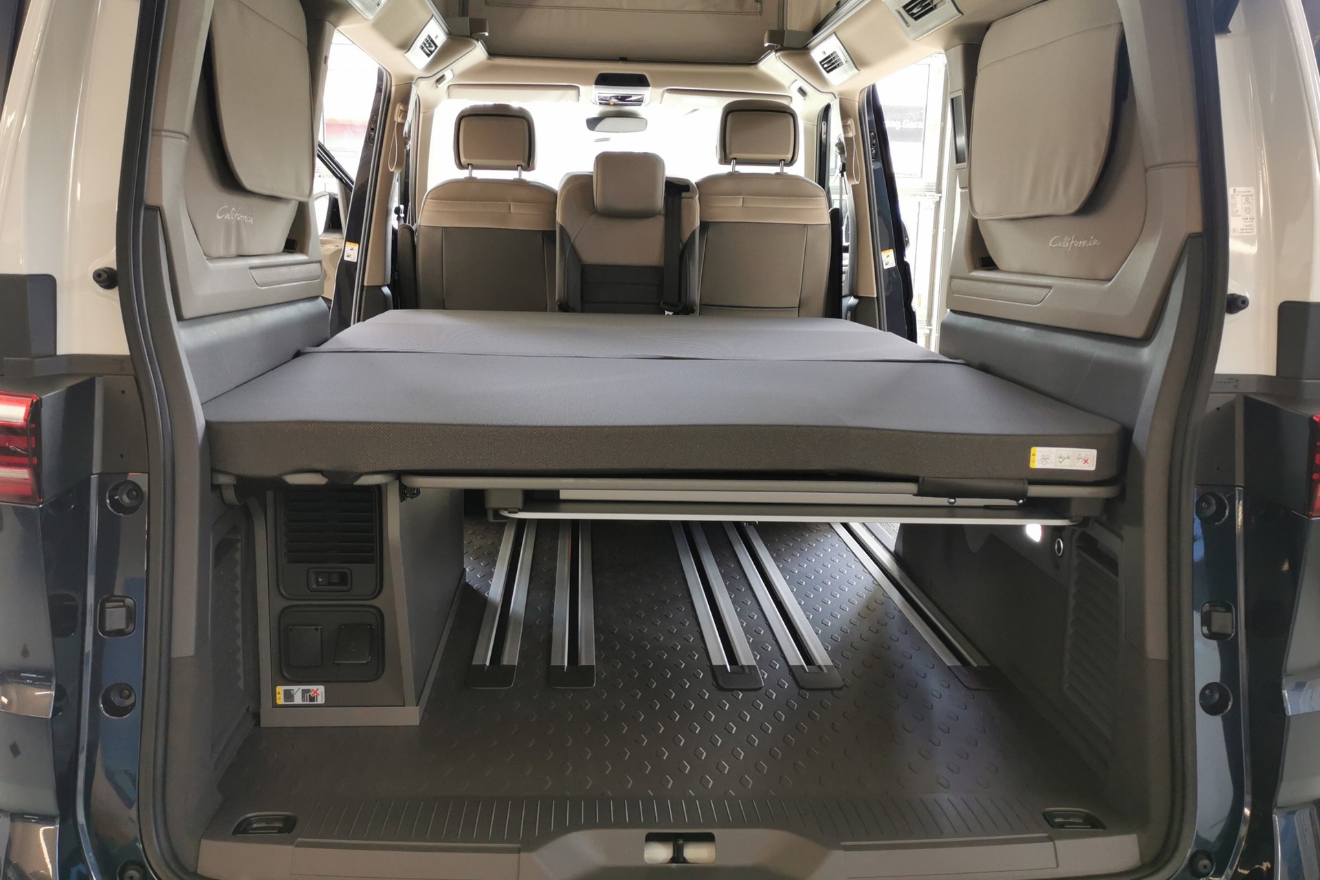 VW California 2.0 TDI Beach Tour Liberty-image-14