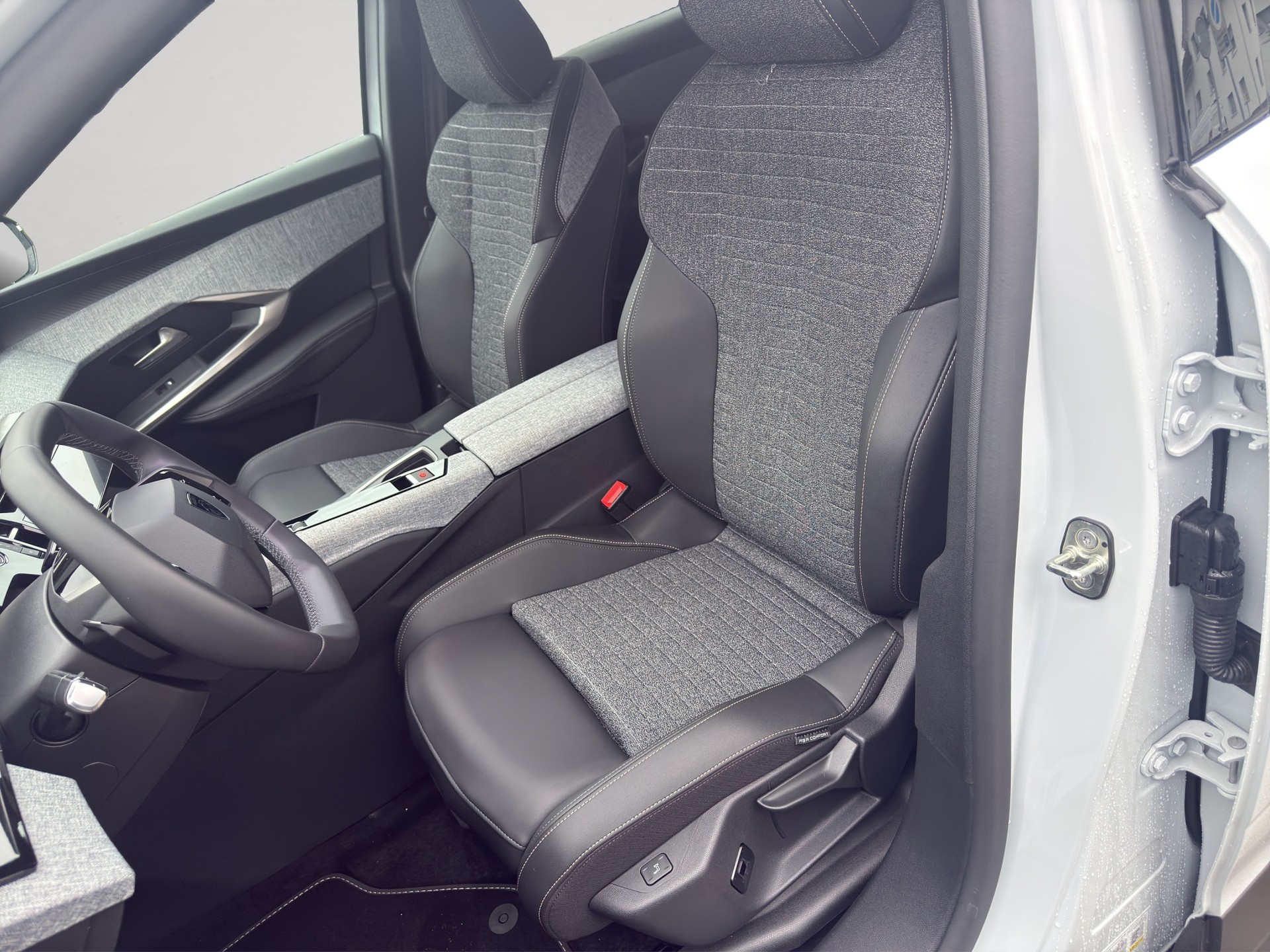 PEUGEOT 3008 145 e-DSC6 Hybrid Allure-image-21