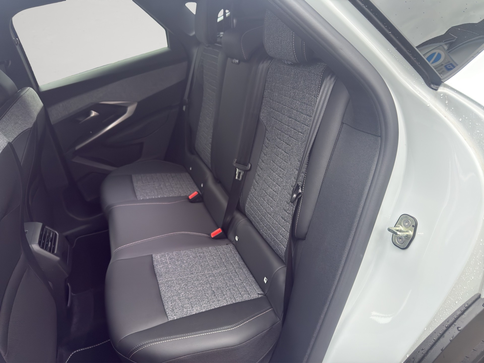 PEUGEOT 3008 145 e-DSC6 Hybrid Allure-image-22