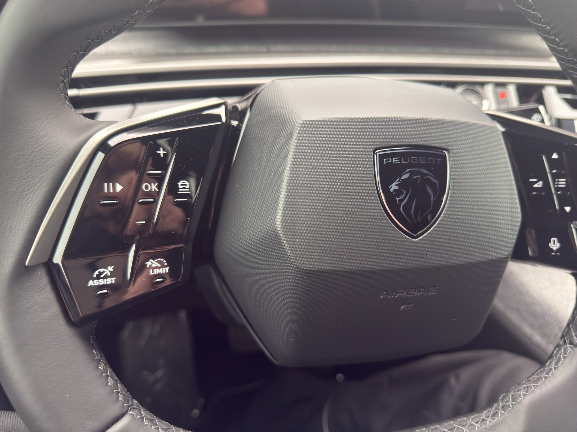 PEUGEOT 3008 145 e-DSC6 Hybrid Allure-image-15