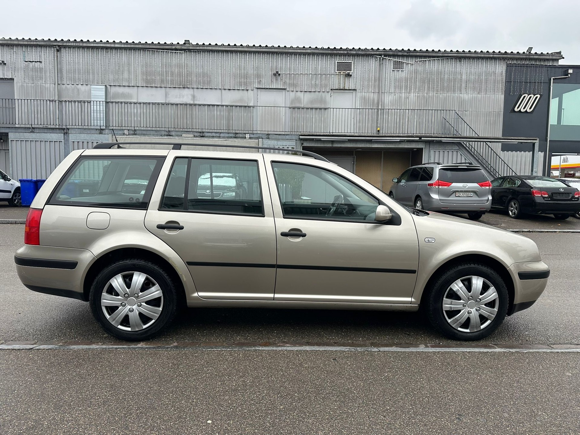 VW Golf Variant 1.6 Comfortline Automatic-image-4