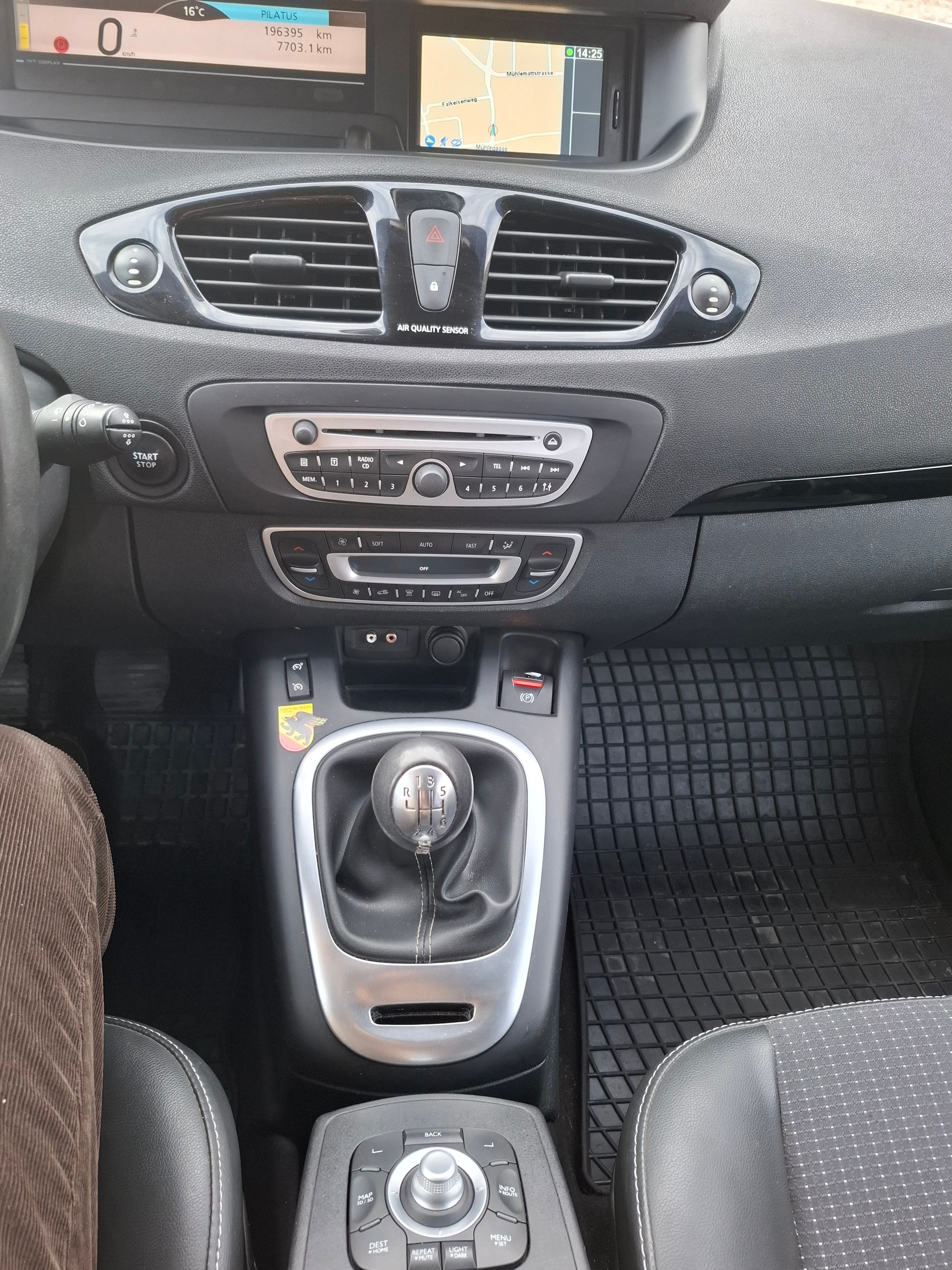 RENAULT Scénic 1.4 16V Turbo Privilège-image-12