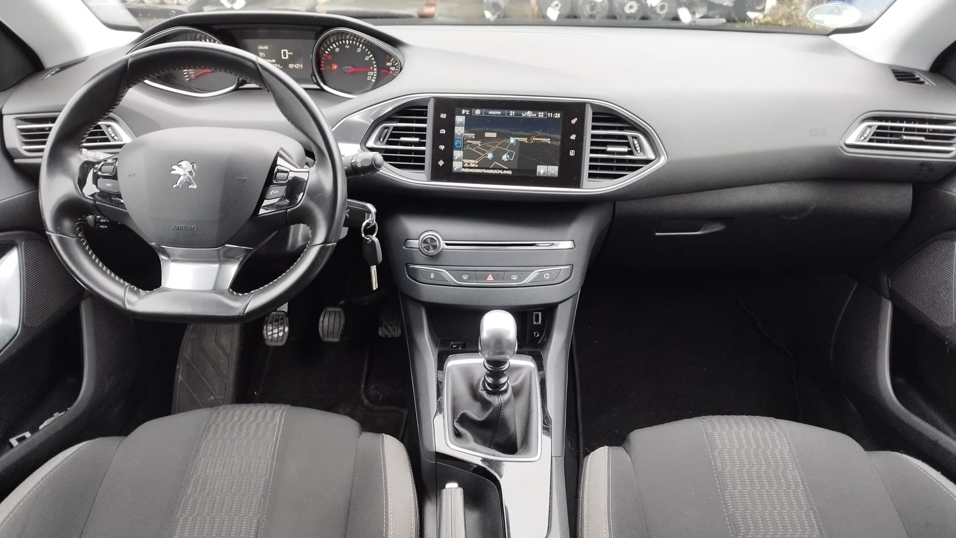 PEUGEOT 308 SW 1.2 THP Active-image-9