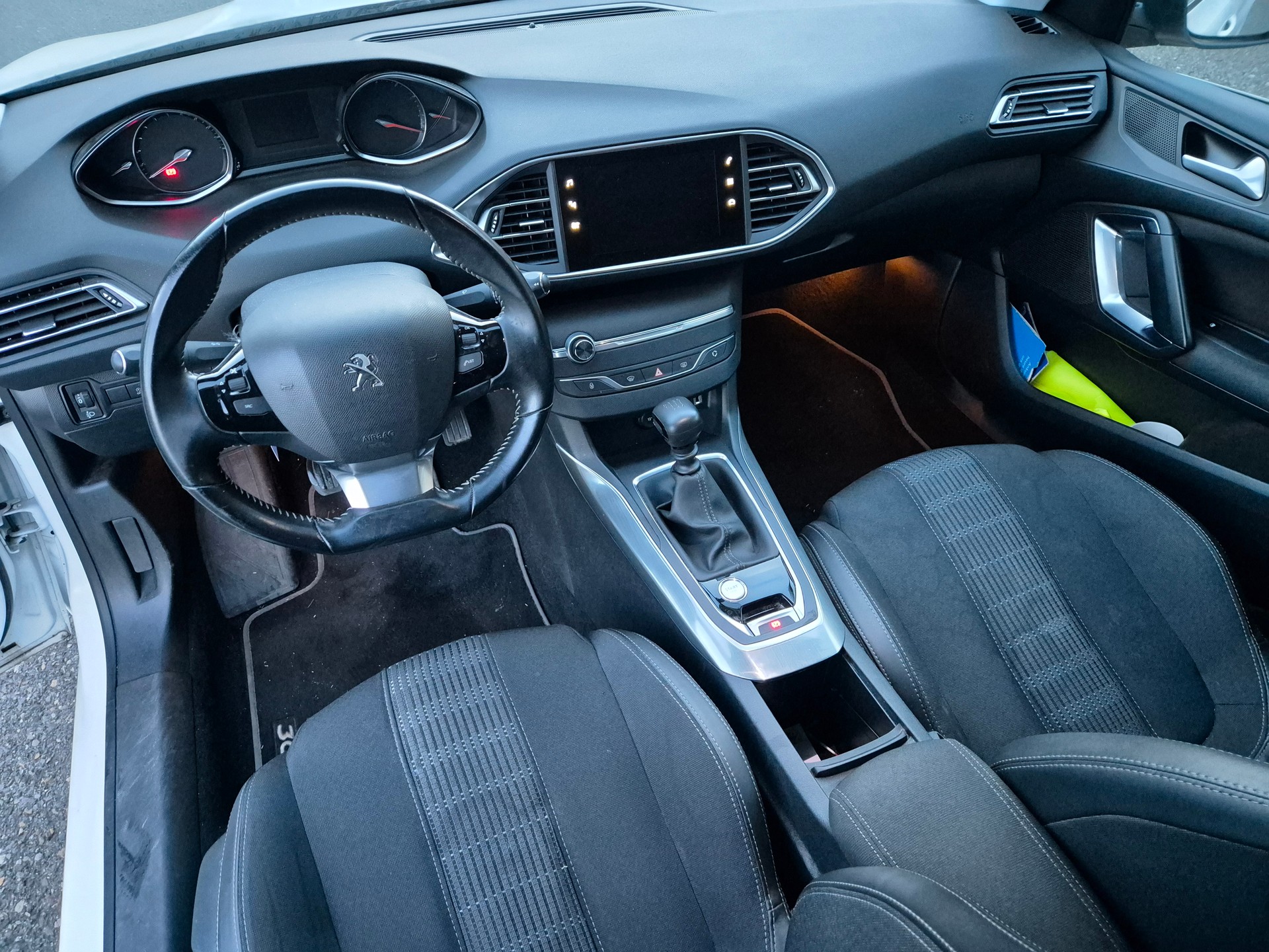 PEUGEOT 308 SW 1.2 Pure Tech Style-image-6