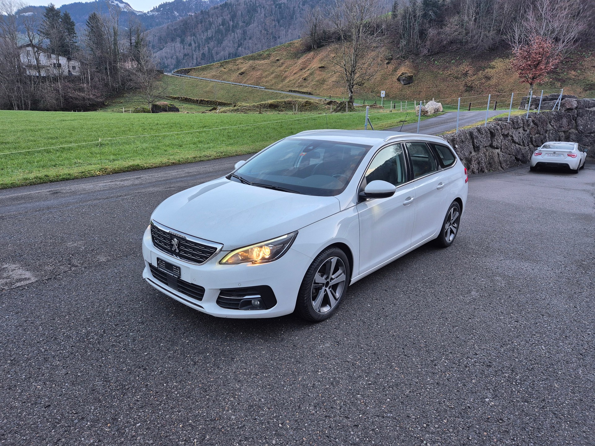 PEUGEOT 308 SW 1.2 Pure Tech Style-image-0