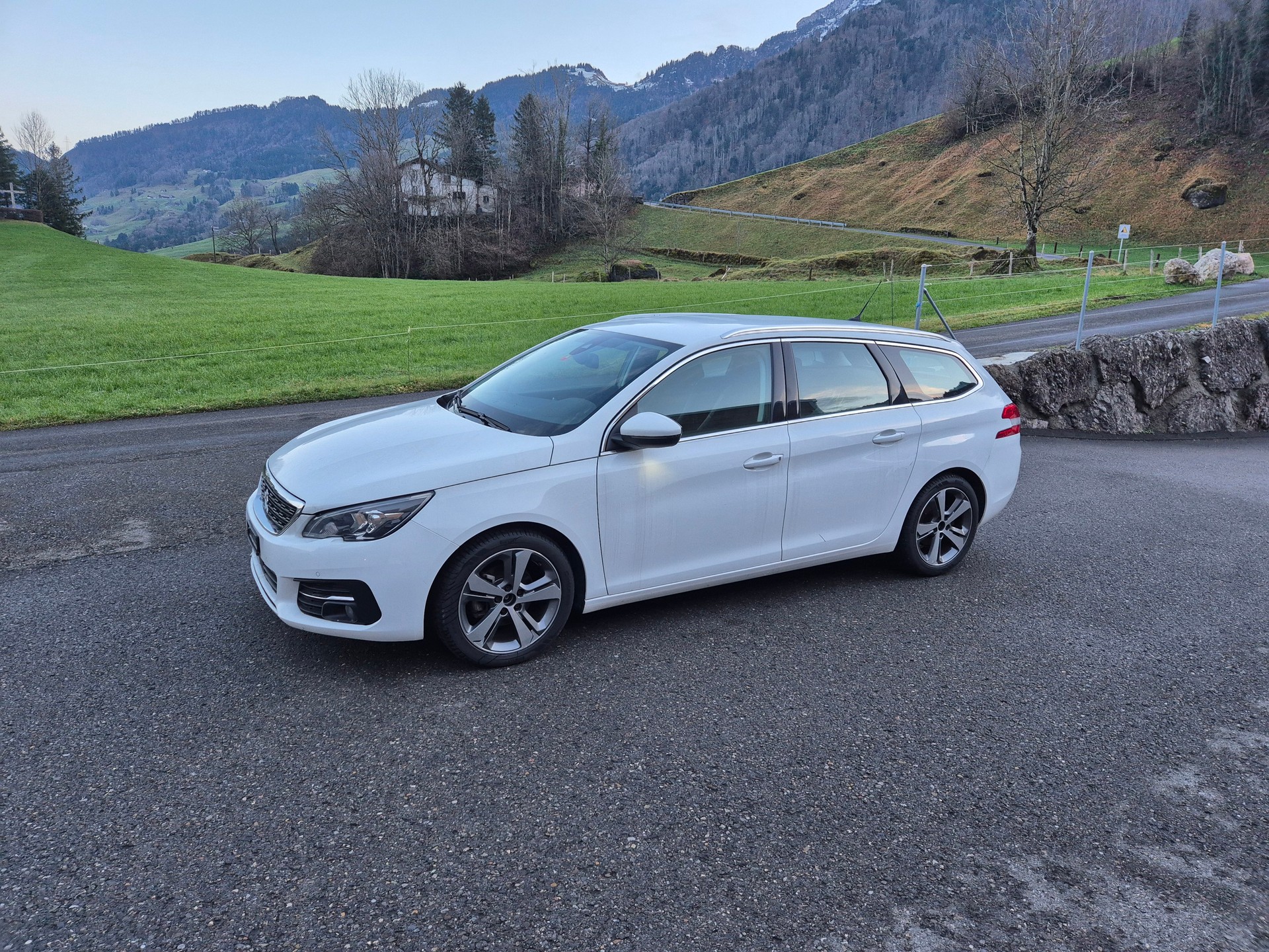 PEUGEOT 308 SW 1.2 Pure Tech Style-image-1