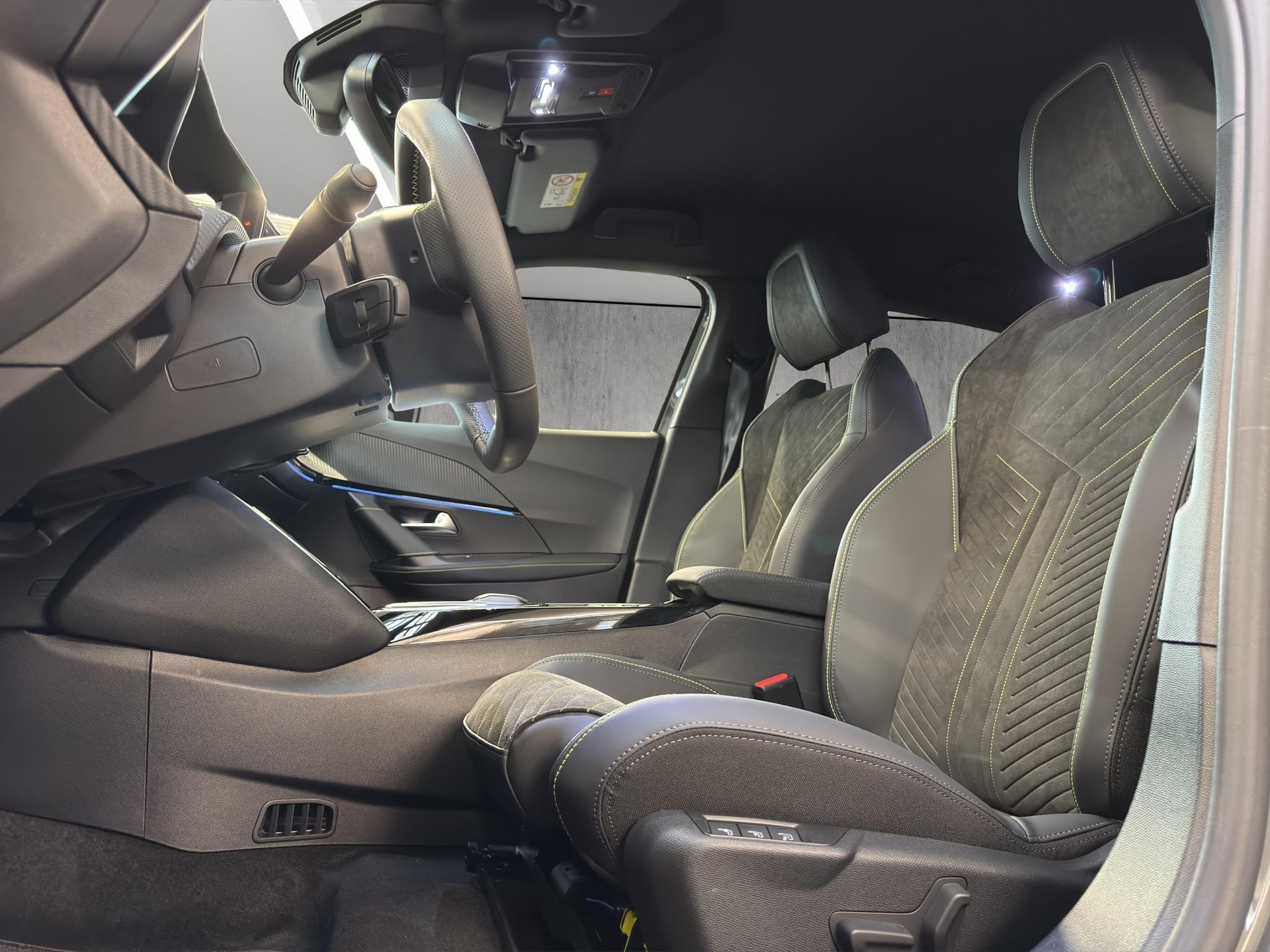 PEUGEOT 2008 1.2 Hybrid 145 GT-image-9